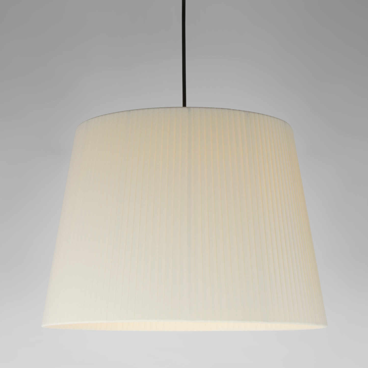 Sísísí cónicas GT1 LED Pendelleuchte, Lampenschirm natur Sísísí cónicas GT1 LED Pendelleuchte, Lampenschirm natur von Santa & Cole