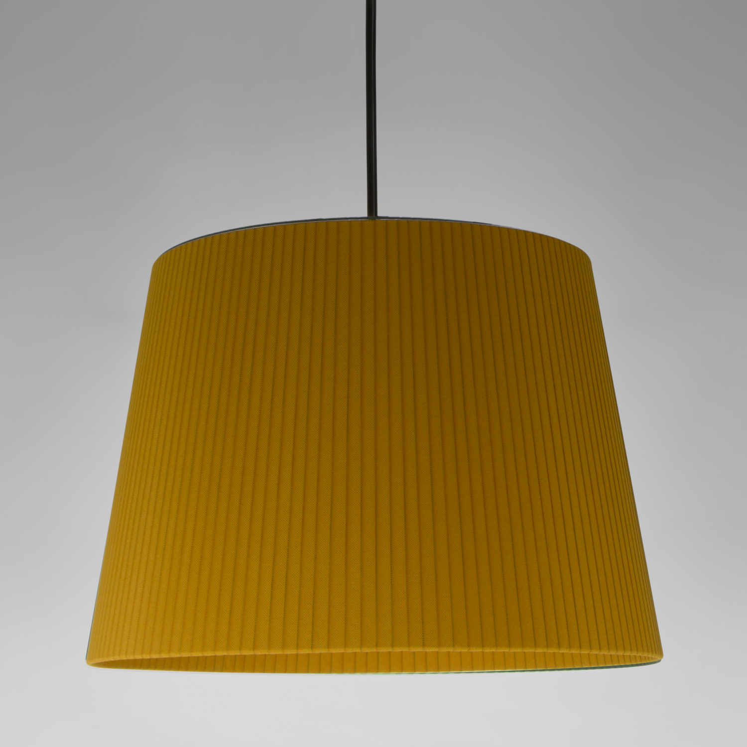 Sísísí cónicas GT1 LED Pendelleuchte, Lampenschirm senf Sísísí cónicas GT1 LED Pendelleuchte, Lampenschirm senf von Santa & Cole