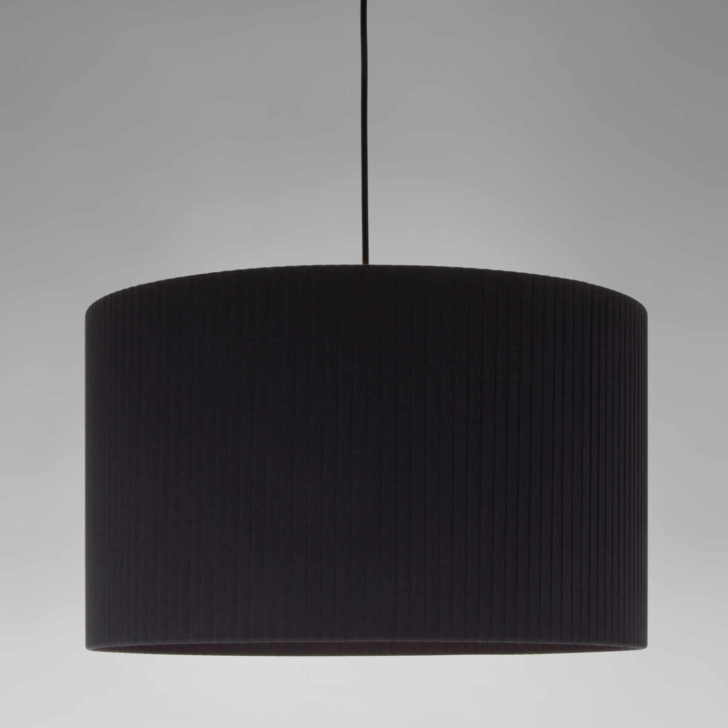 Sísísí cilíndricas GT2 LED Pendelleuchte, Lampenschirm schwarz Sísísí cilíndricas GT2 LED Pendelleuchte, Lampenschirm schwarz von Santa & Cole