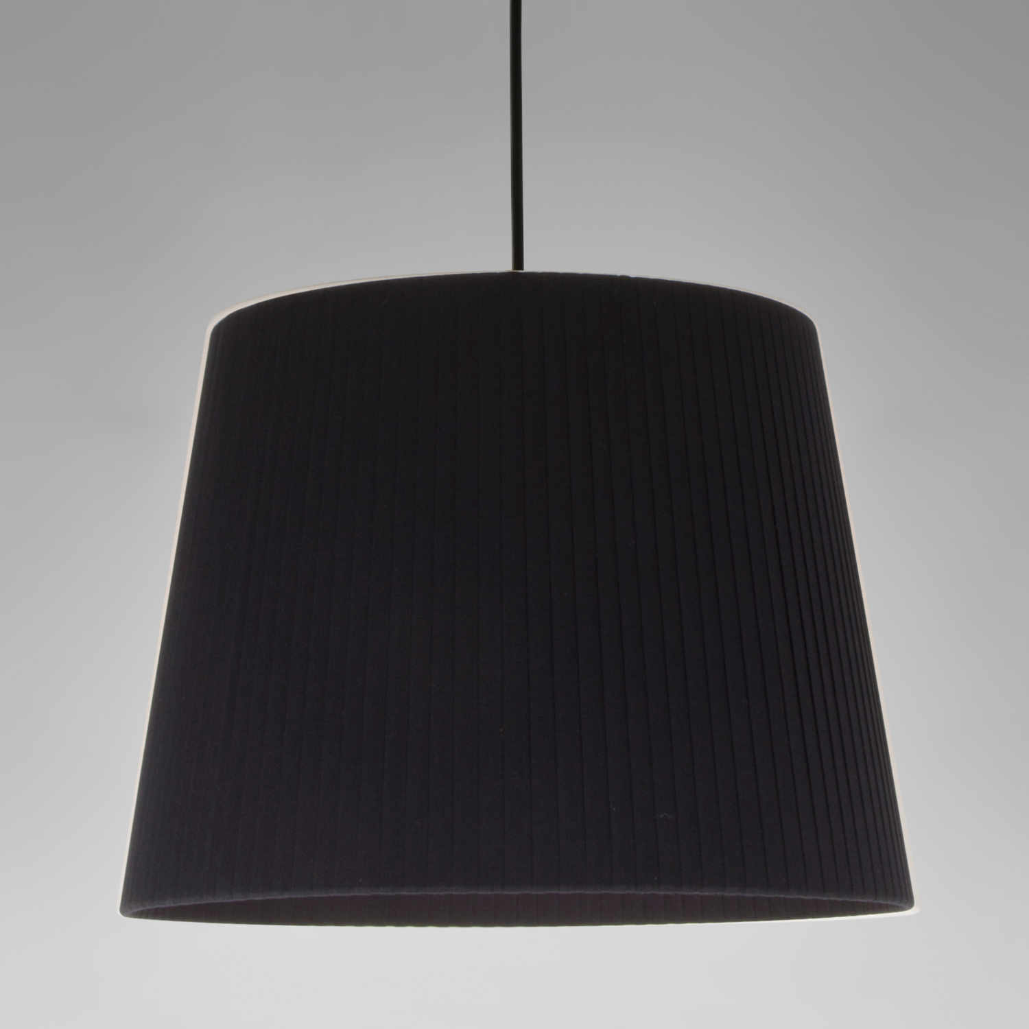 Sísísí cónicas GT3 LED Pendelleuchte, Lampenschirm schwarz Sísísí cónicas GT3 LED Pendelleuchte, Lampenschirm schwarz von Santa & Cole