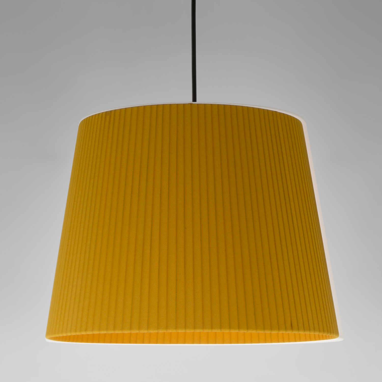 Sísísí cónicas GT3 LED Pendelleuchte, Lampenschirm senf Sísísí cónicas GT3 LED Pendelleuchte, Lampenschirm senf von Santa & Cole