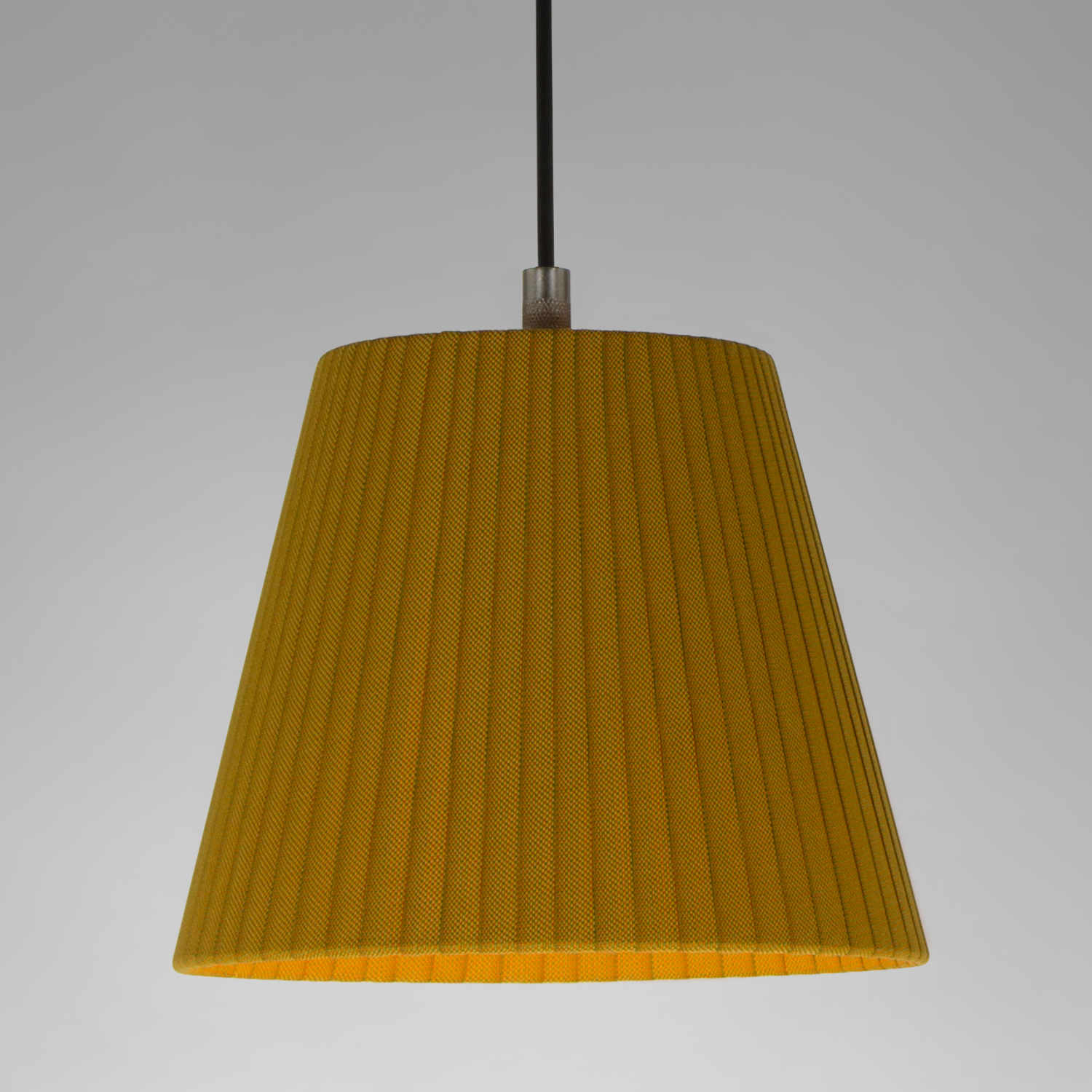 Sísísí cónicas MT1 LED Pendelleuchte, Lampenschirm senf Sísísí cónicas MT1 LED Pendelleuchte, Lampenschirm senf von Santa & Cole