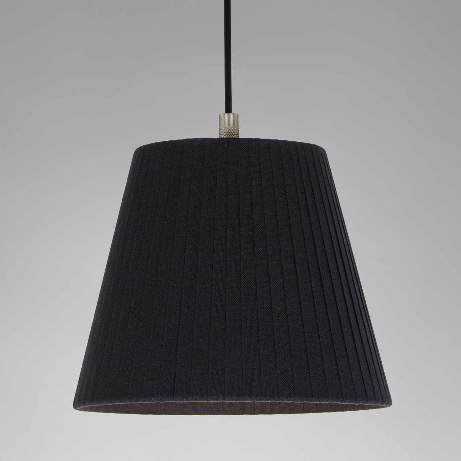 Sísísí cónicas PT1 LED Pendelleuchte, Lampenschirm schwarz Sísísí cónicas PT1 LED Pendelleuchte, Lampenschirm schwarz von Santa & Cole