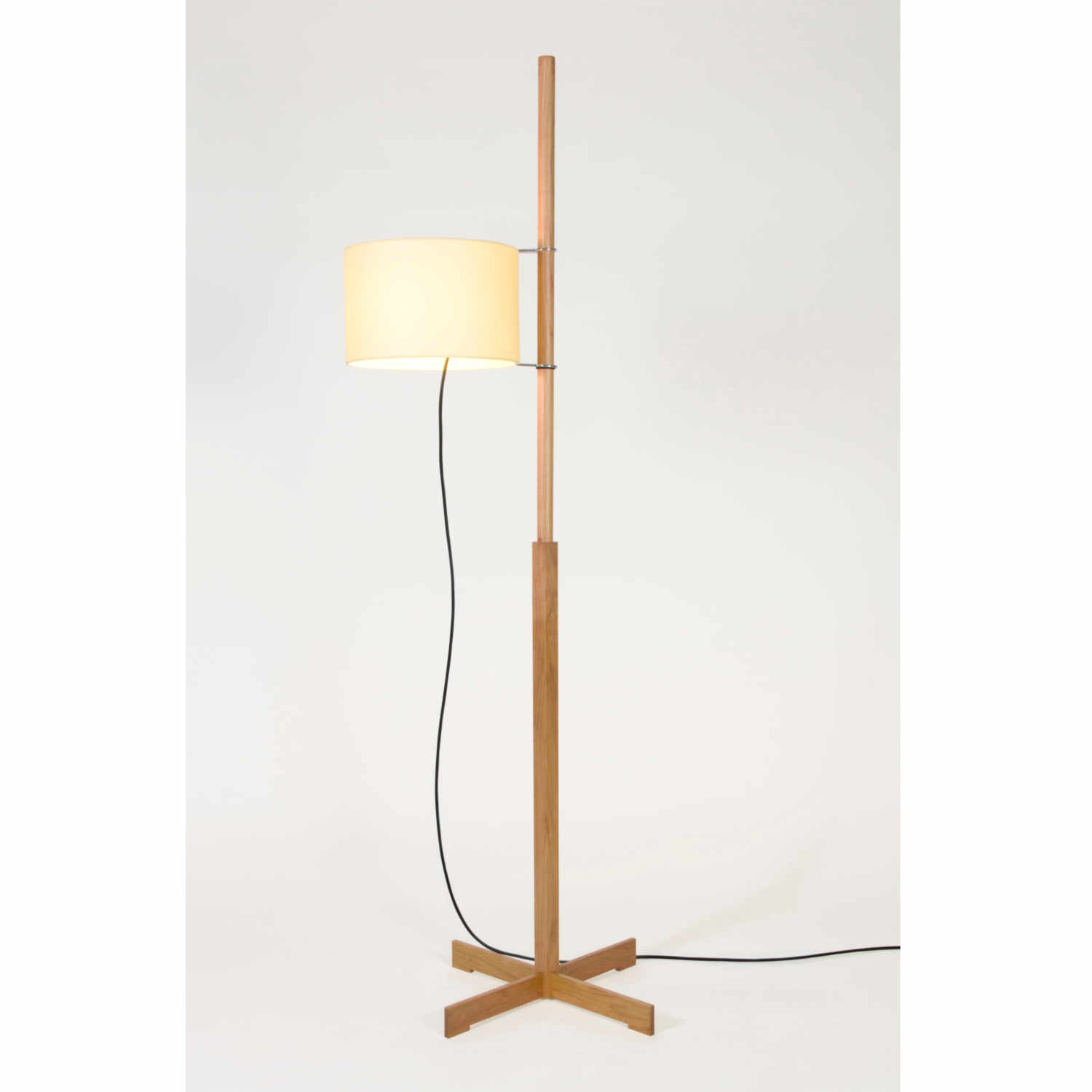 TMM LED Stehleuchte, Lampenschirm beige, Struktur kirschbaum TMM LED Stehleuchte, Lampenschirm beige, Struktur kirschbaum von Santa & Cole
