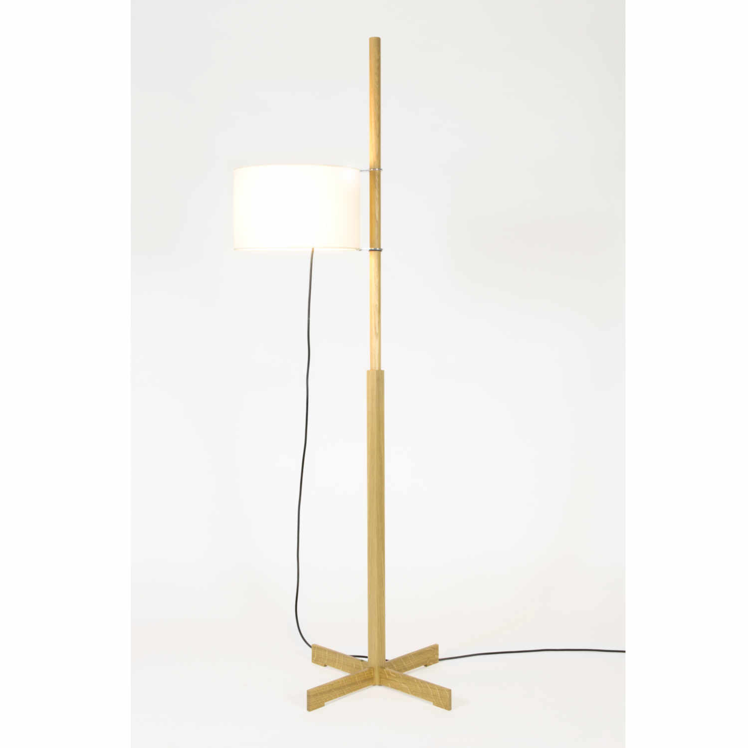 TMM LED Stehleuchte, Lampenschirm weiss, Struktur buche TMM LED Stehleuchte, Lampenschirm weiss, Struktur buche von Santa & Cole