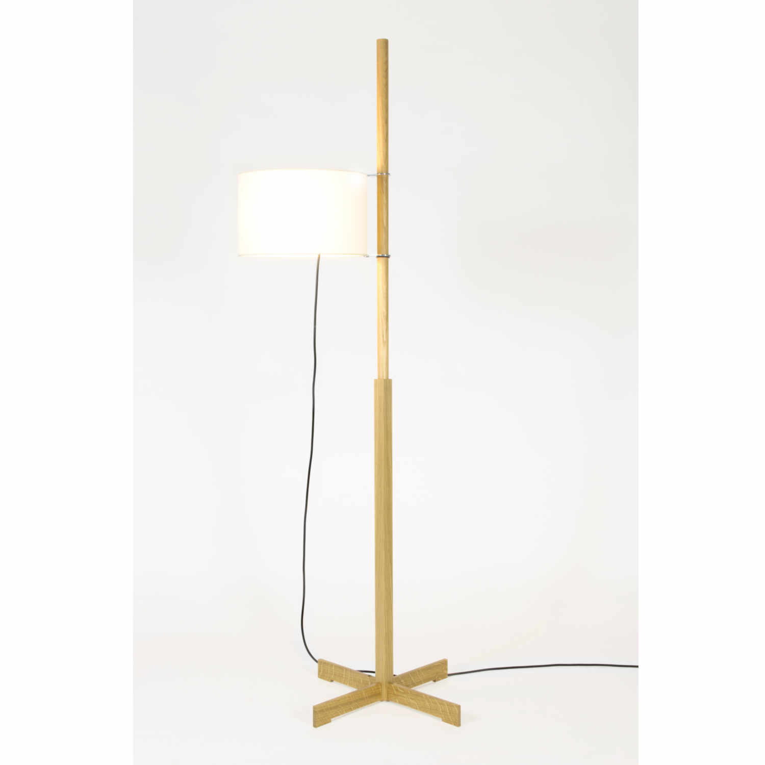 TMM LED Stehleuchte, Lampenschirm weiss, Struktur eiche, natural TMM LED Stehleuchte, Lampenschirm weiss, Struktur eiche, natural von Santa & Cole