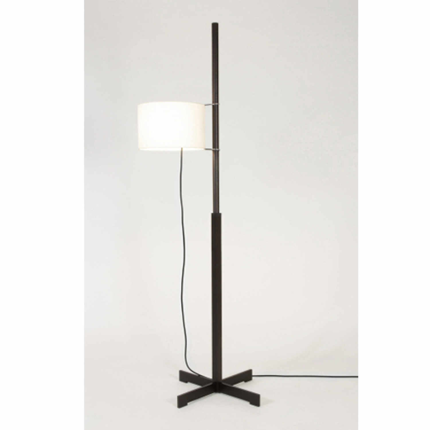 TMM LED Stehleuchte, Lampenschirm weiss, Struktur eiche, schwarz TMM LED Stehleuchte, Lampenschirm weiss, Struktur eiche, schwarz von Santa & Cole