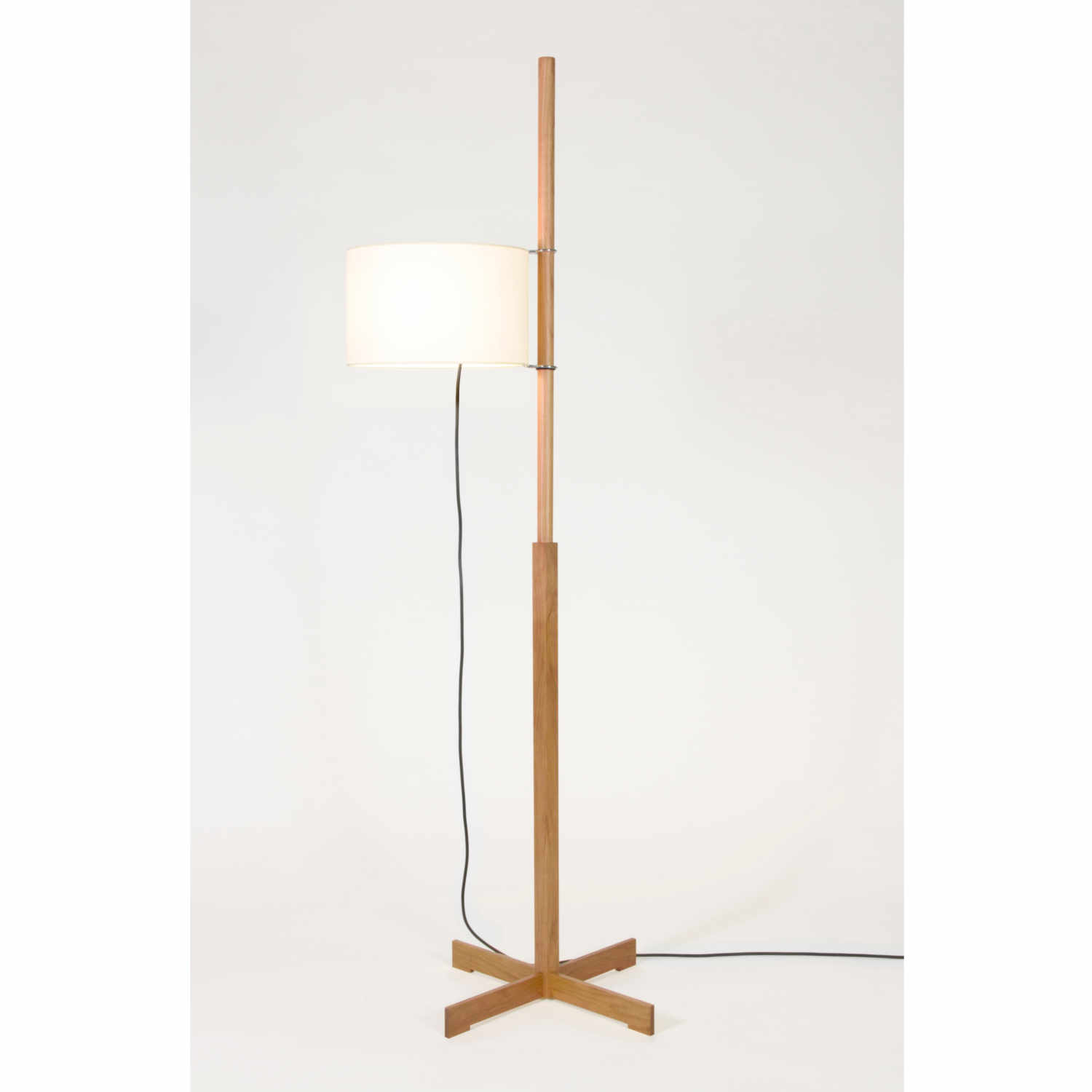 TMM LED Stehleuchte, Lampenschirm weiss, Struktur kirschbaum TMM LED Stehleuchte, Lampenschirm weiss, Struktur kirschbaum von Santa & Cole