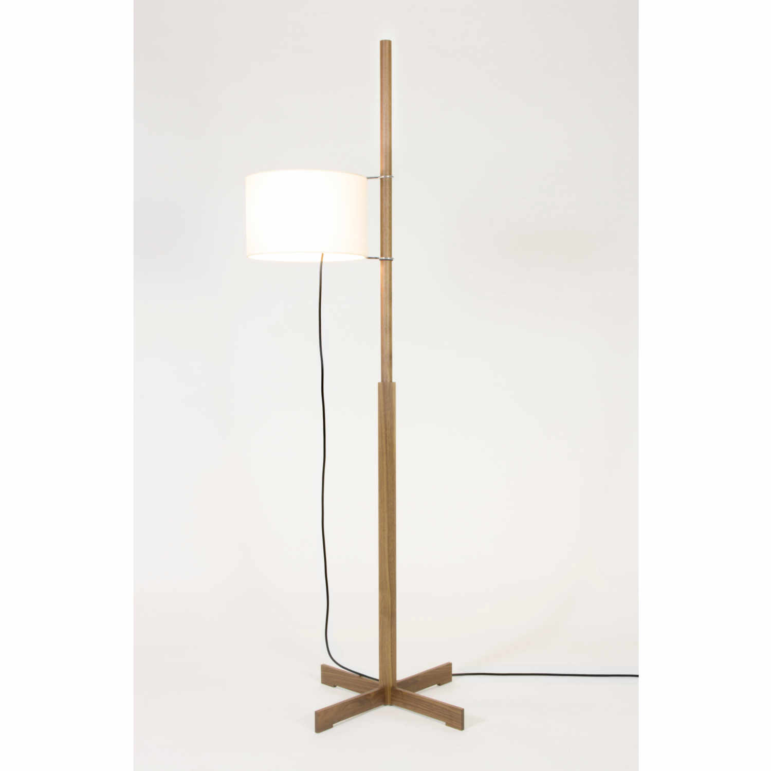 TMM LED Stehleuchte, Lampenschirm weiss, Struktur nussbaum TMM LED Stehleuchte, Lampenschirm weiss, Struktur nussbaum von Santa & Cole