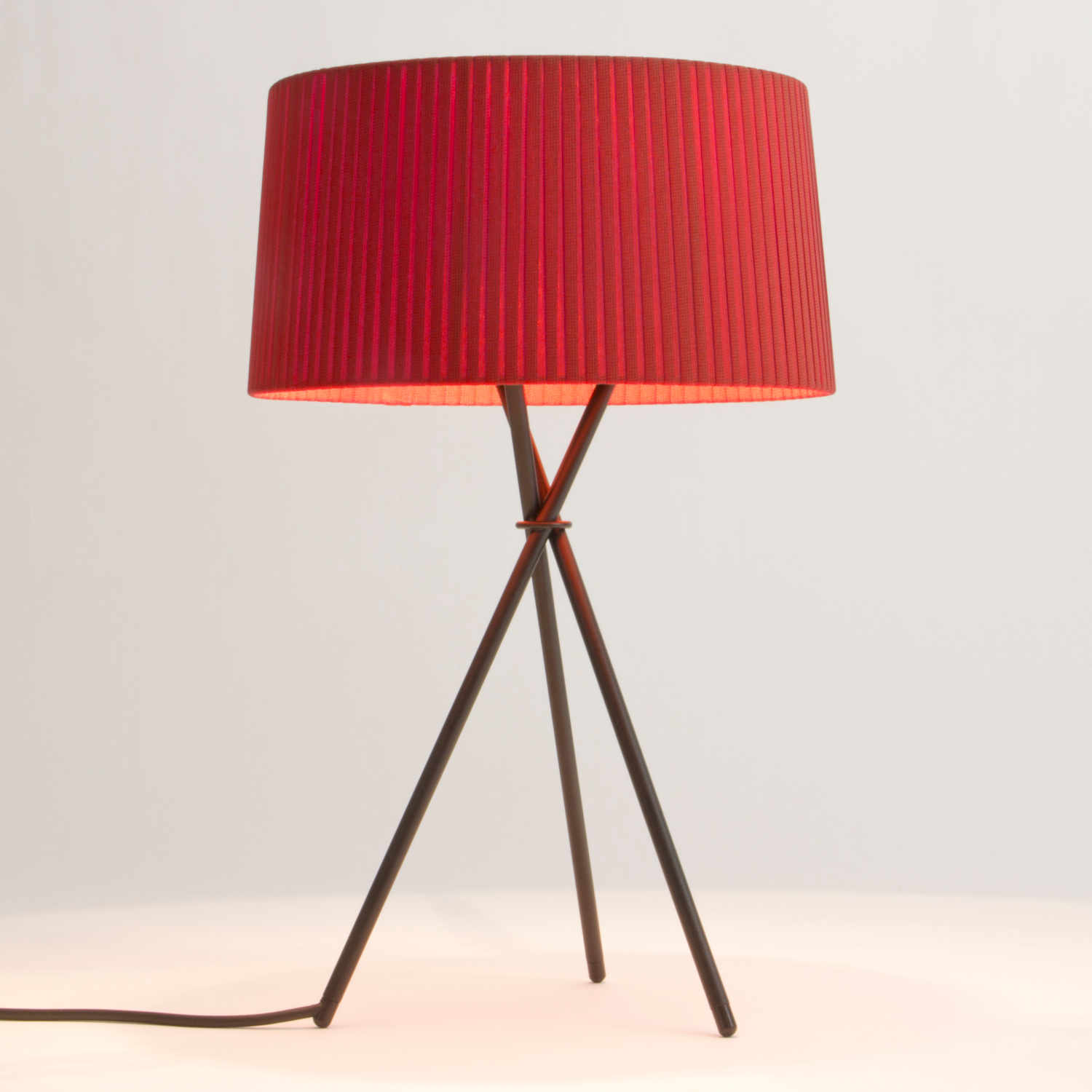 Tripode G6 LED Boden-/Tischleuchte, Lampenschirm rot-amber Tripode G6 LED Boden-/Tischleuchte, Lampenschirm rot-amber von Santa & Cole