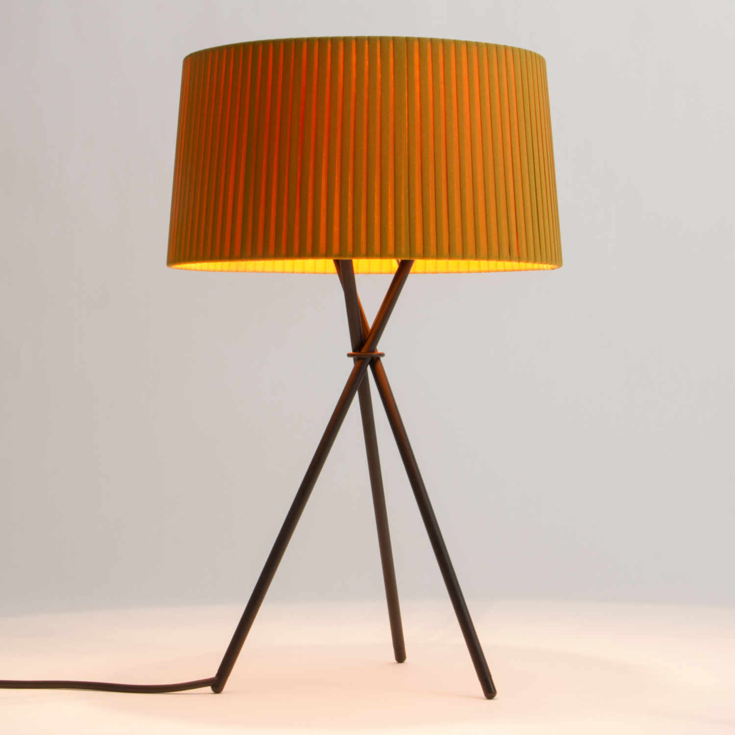 Tripode M3 LED Tischleuchte, Lampenschirm senf Tripode M3 LED Tischleuchte, Lampenschirm senf von Santa & Cole
