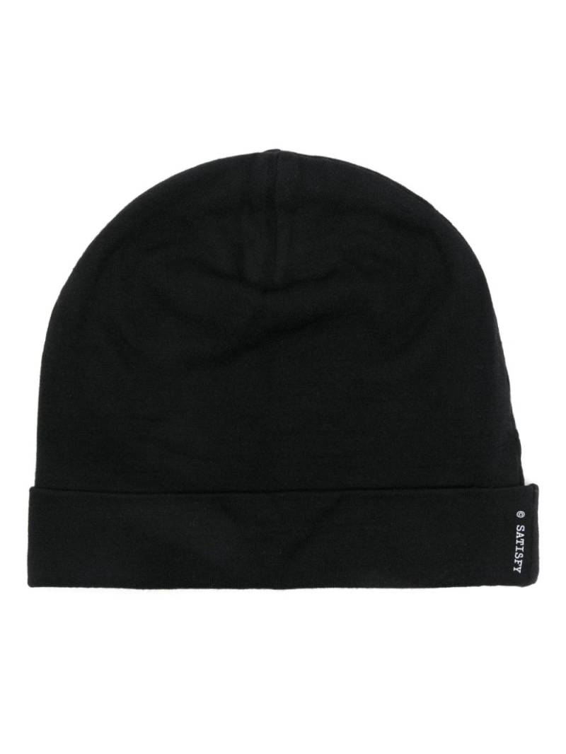 Satisfy logo-patch knitted beanie - Black von Satisfy