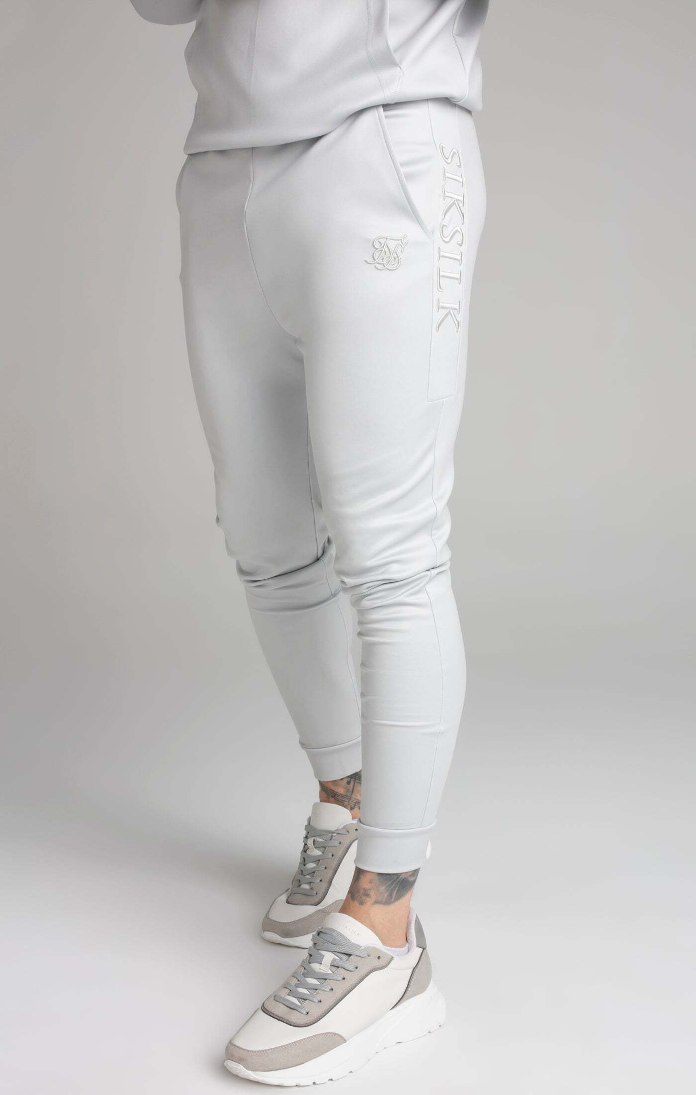 Siksilk Jogginghose »Siksilk Sweatpants Grey Embroidered Panel Cuffed Pant« Siksilk Jogginghose »Siksilk Sweatpants Grey Embroidered Panel Cuffed Pant« von Siksilk