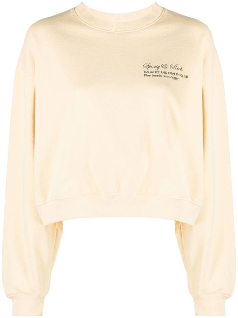 Sporty & Rich Tennis Script Cropped Crewneck - Almond/Navy - Yellow von Sporty & Rich