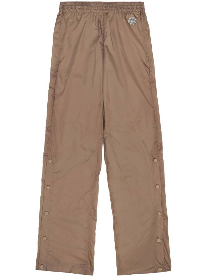 Sporty & Rich logo-patch straight-leg trousers - Brown von Sporty & Rich