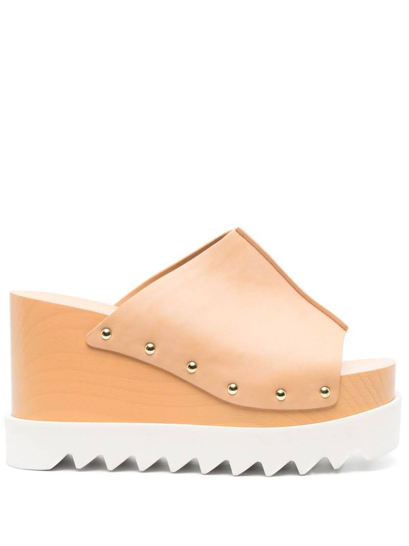 Stella McCartney Elyse studded wedge sandals - Neutrals von Stella McCartney