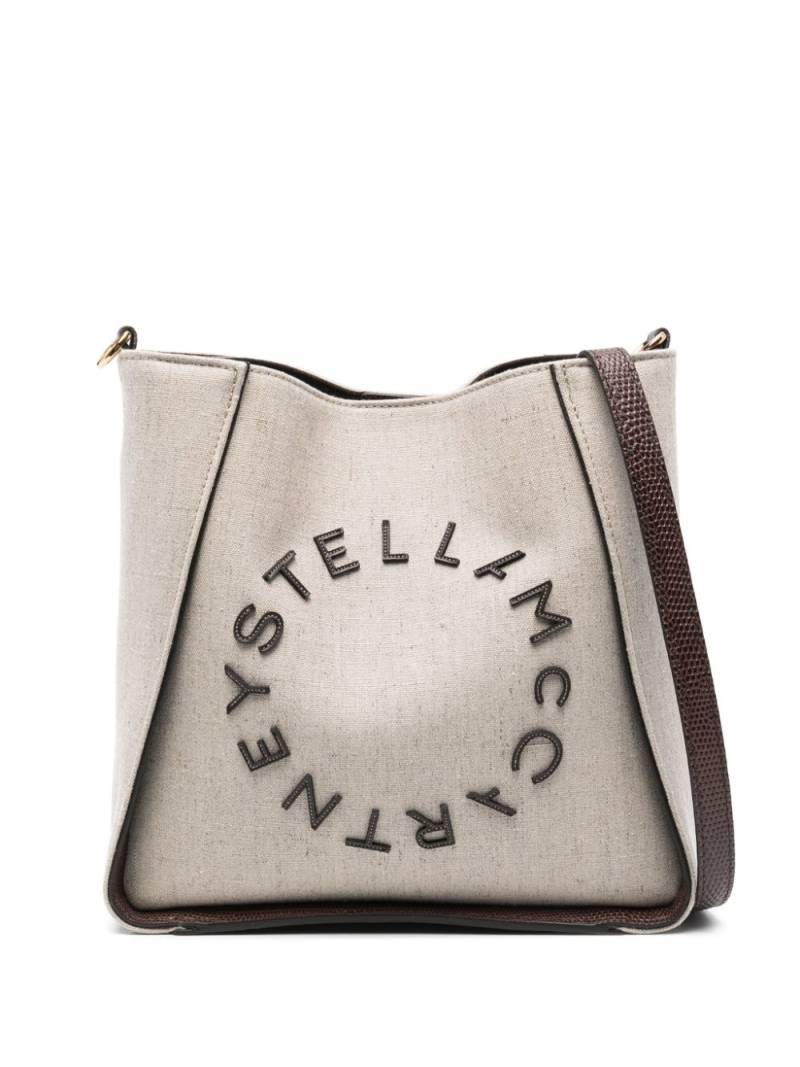 Stella McCartney logo-appliqué cross body bag - Neutrals von Stella McCartney