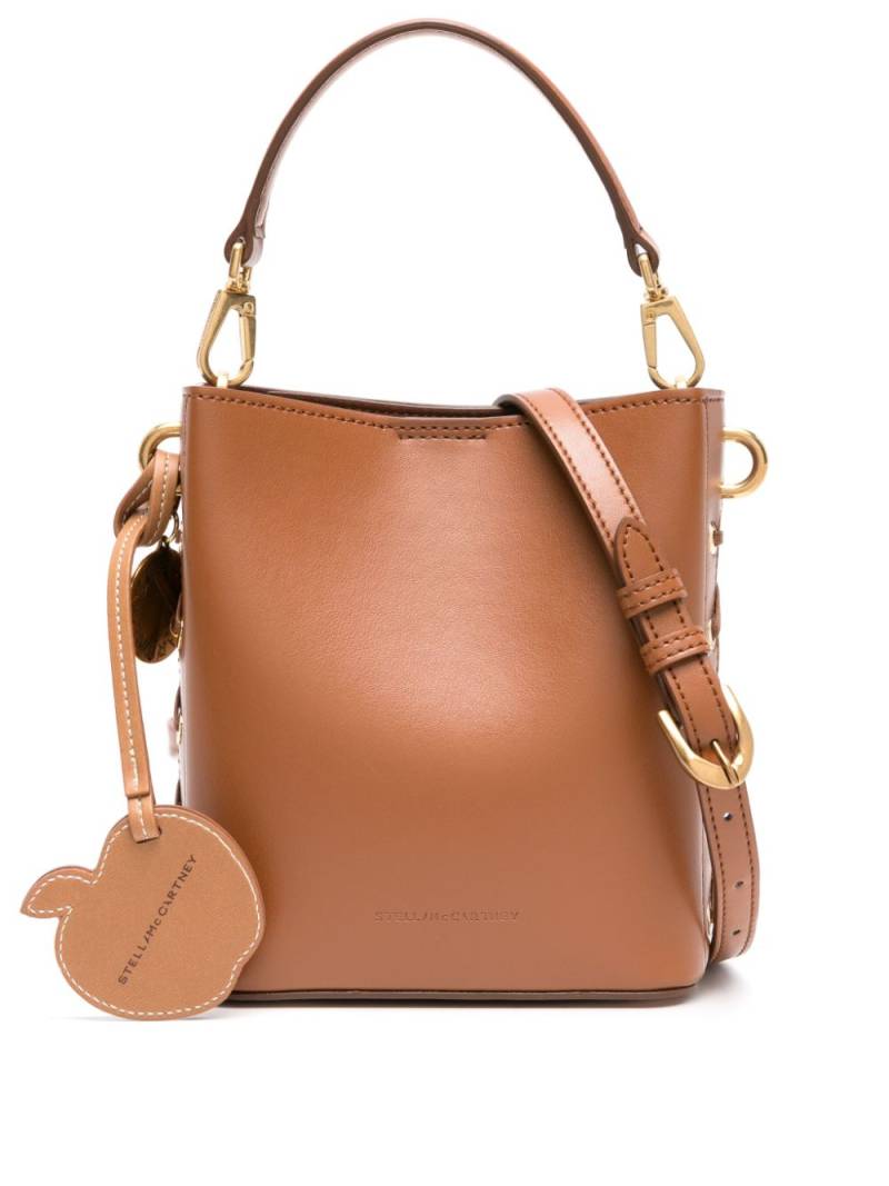 Stella McCartney logo-charm faux-leather bucket bag - Brown von Stella McCartney