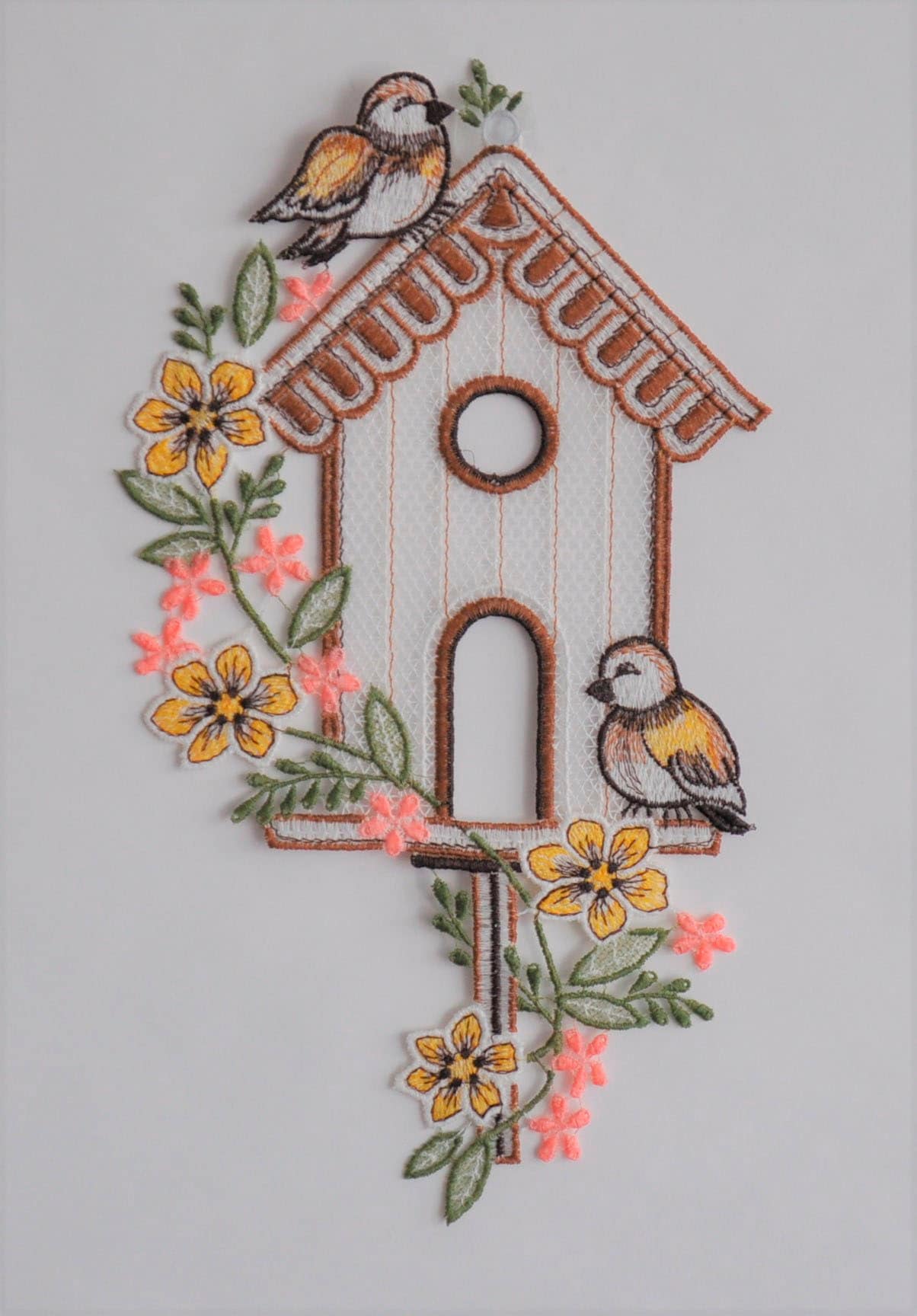 Stickereien Plauen Fensterbild »Vogelhäuschen« Stickereien Plauen Fensterbild »Vogelhäuschen« von Stickereien Plauen
