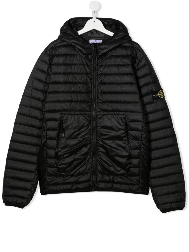 Stone Island Junior logo-patch hooded puffer jacket - Black von Stone Island Junior