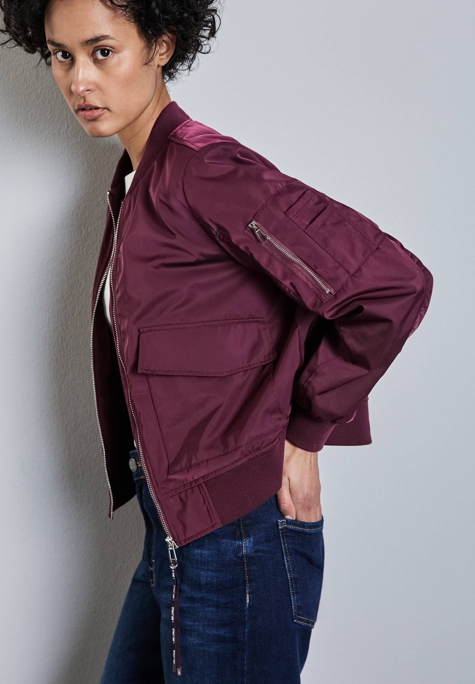 STREET ONE Bomberjacke, im glänzenden Finish STREET ONE Bomberjacke, im glänzenden Finish von Street One