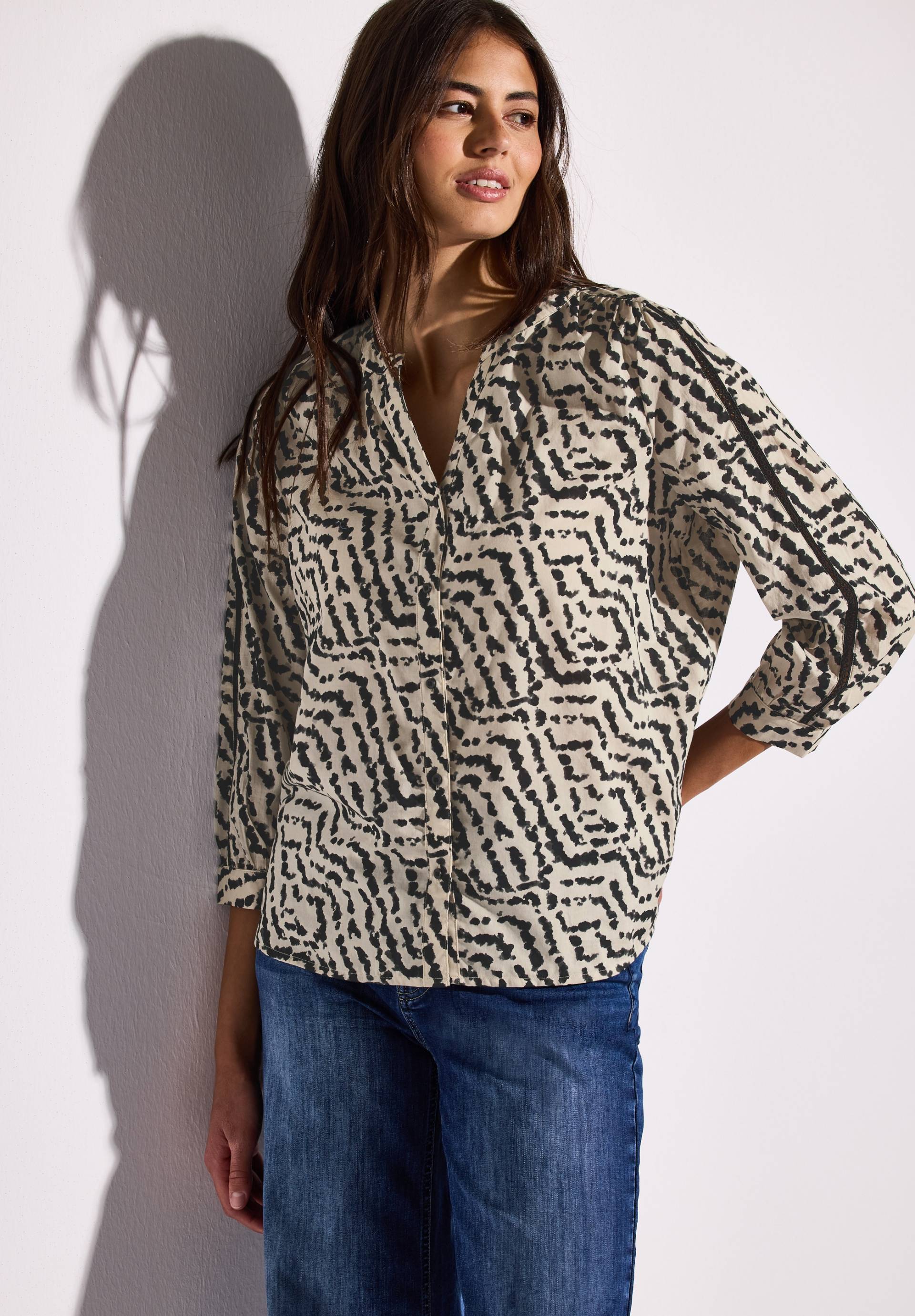 STREET ONE Druckbluse, mit Tapedetails und grafischem Muster STREET ONE Druckbluse, mit Tapedetails und grafischem Muster von Street One