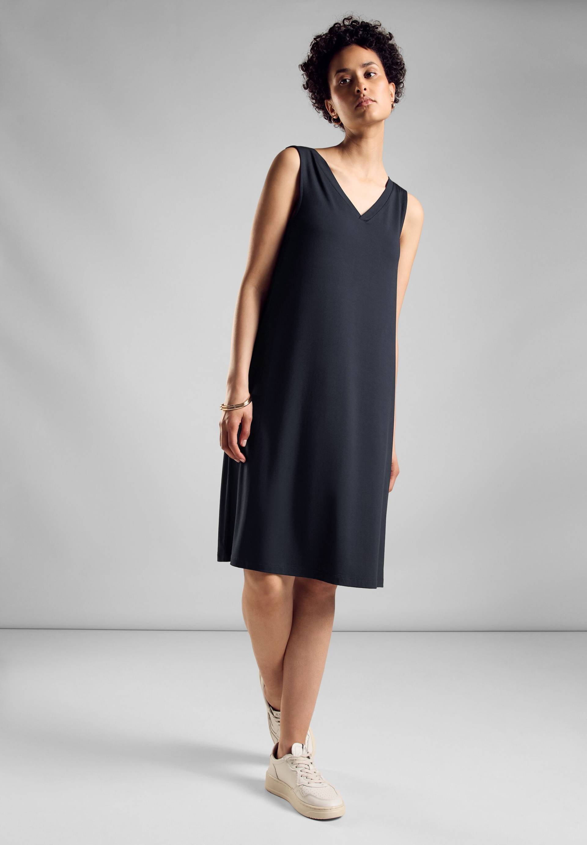 STREET ONE Jerseykleid, mit V-Ausschnitt vorn und hinten STREET ONE Jerseykleid, mit V-Ausschnitt vorn und hinten von Street One