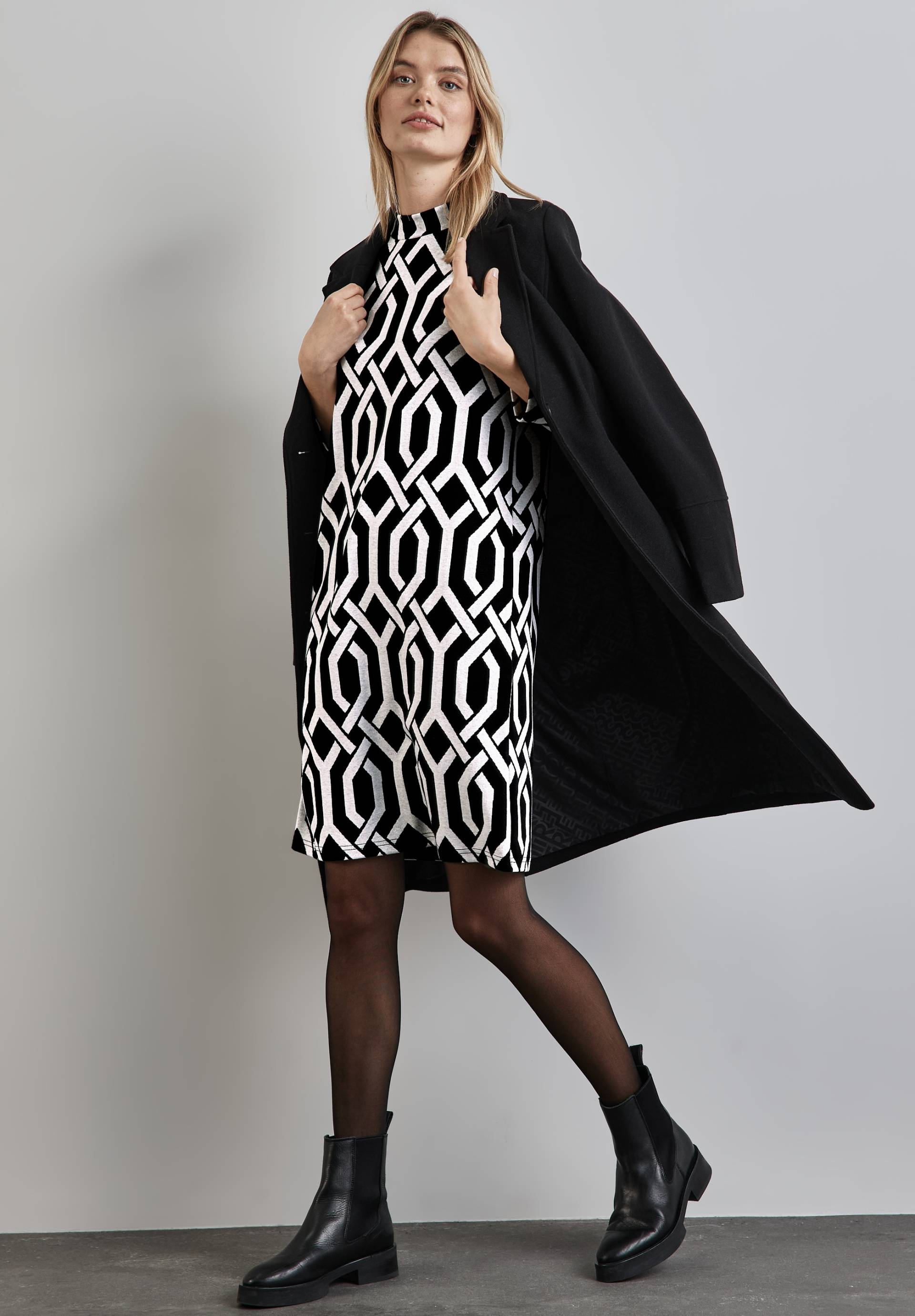 STREET ONE Jerseykleid, mit zweifarbigem Jaquard-Muster STREET ONE Jerseykleid, mit zweifarbigem Jaquard-Muster von Street One