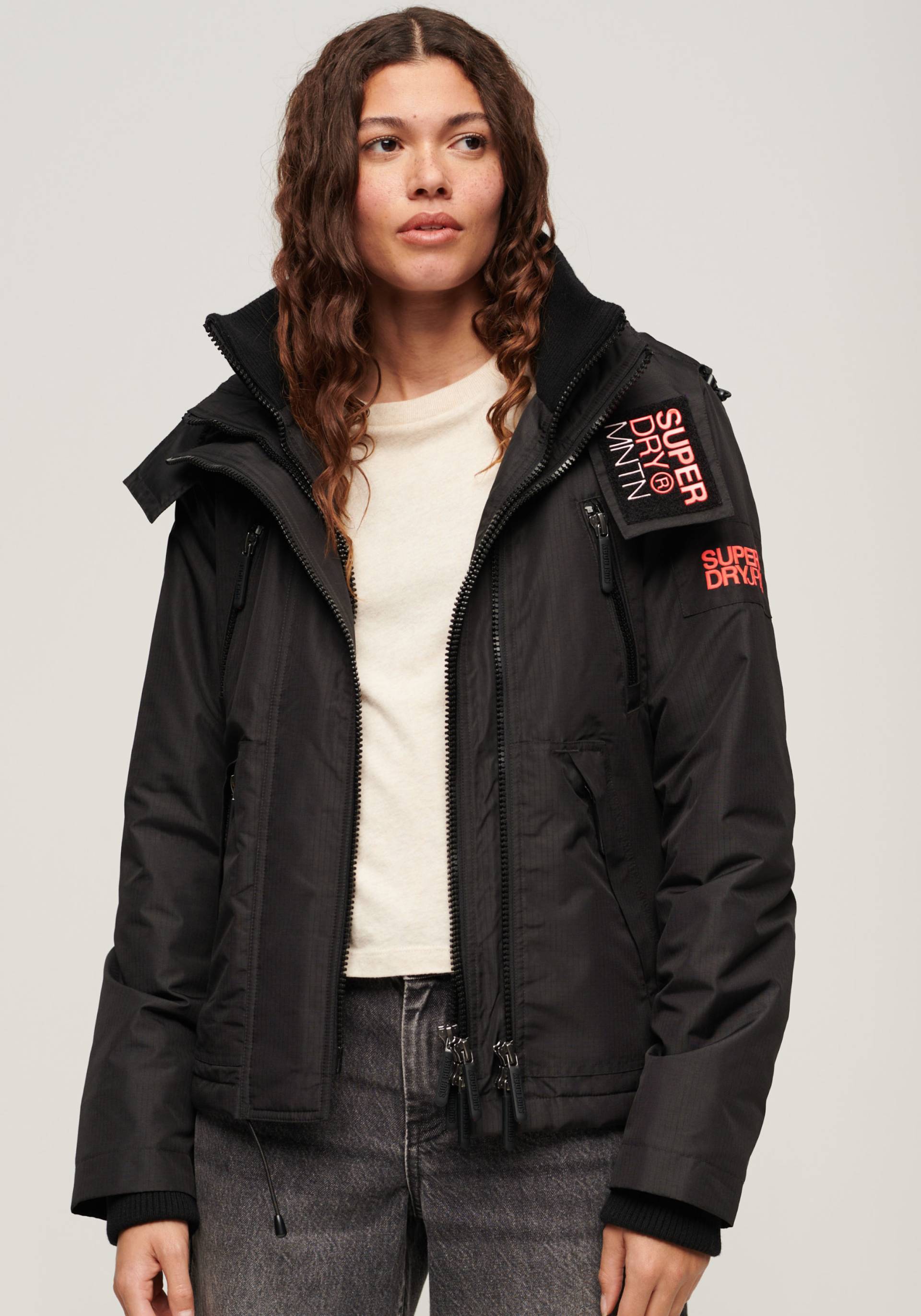 Superdry Outdoorjacke »HOOD MTN WINDBREAKER JKT«, mit Kapuze Superdry Outdoorjacke »HOOD MTN WINDBREAKER JKT«, mit Kapuze von Superdry