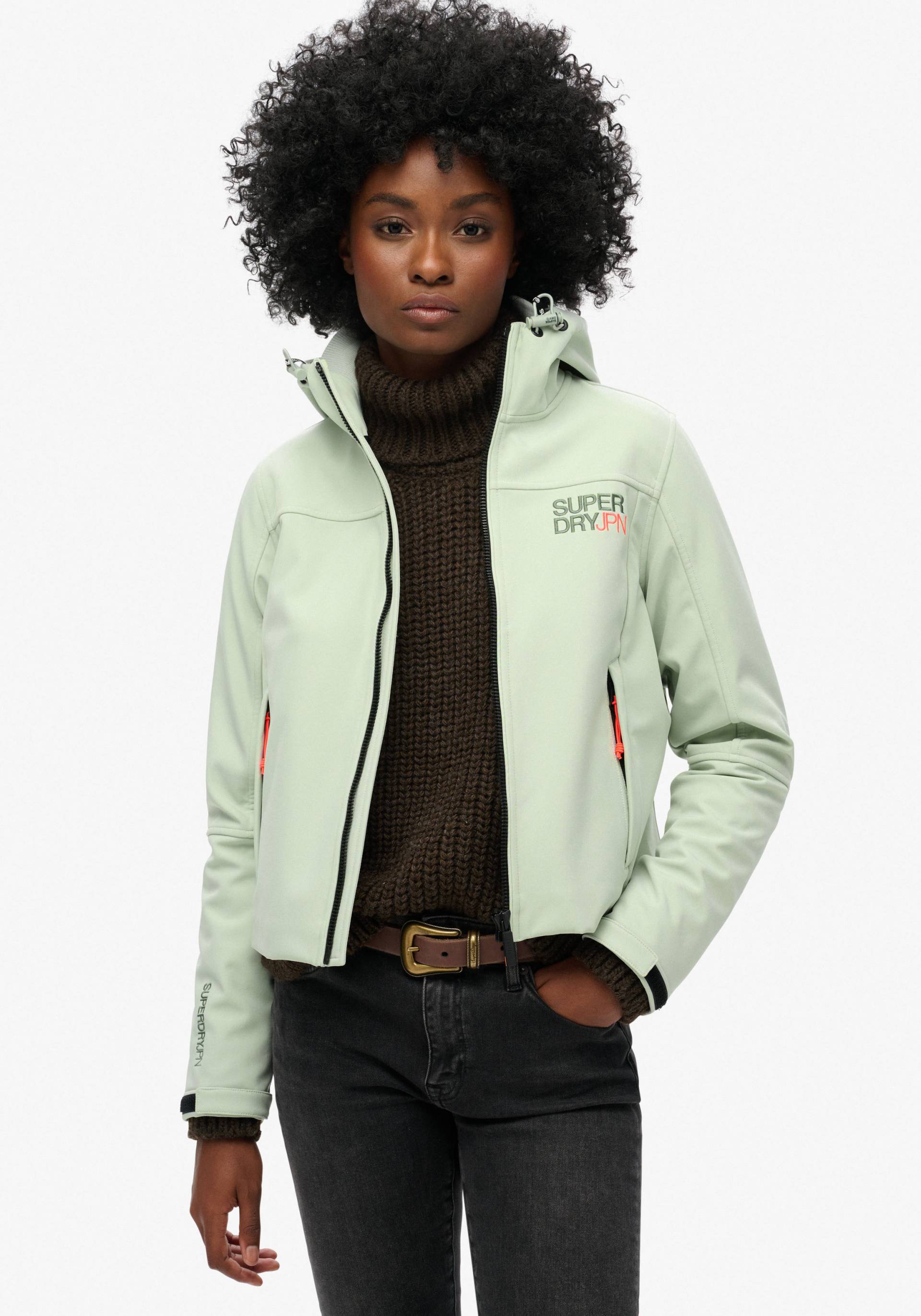 Superdry Outdoorjacke »HOODED SOFT SHELL TREKKER JKT«, mit Kapuze Superdry Outdoorjacke »HOODED SOFT SHELL TREKKER JKT«, mit Kapuze von Superdry