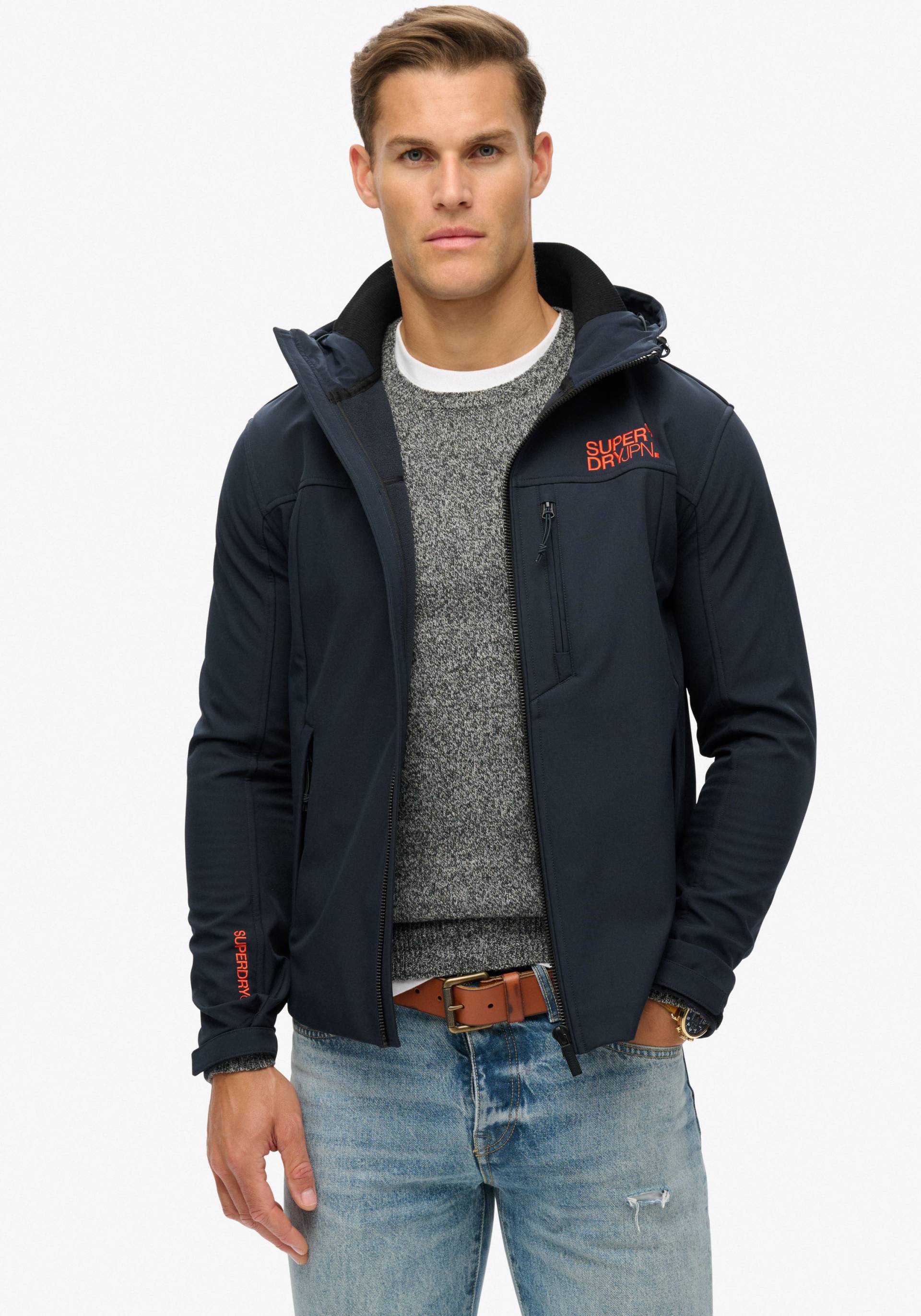 Superdry Outdoorjacke »HOODED SOFT SHELL TREKKER JKT«, mit Kapuze Superdry Outdoorjacke »HOODED SOFT SHELL TREKKER JKT«, mit Kapuze von Superdry