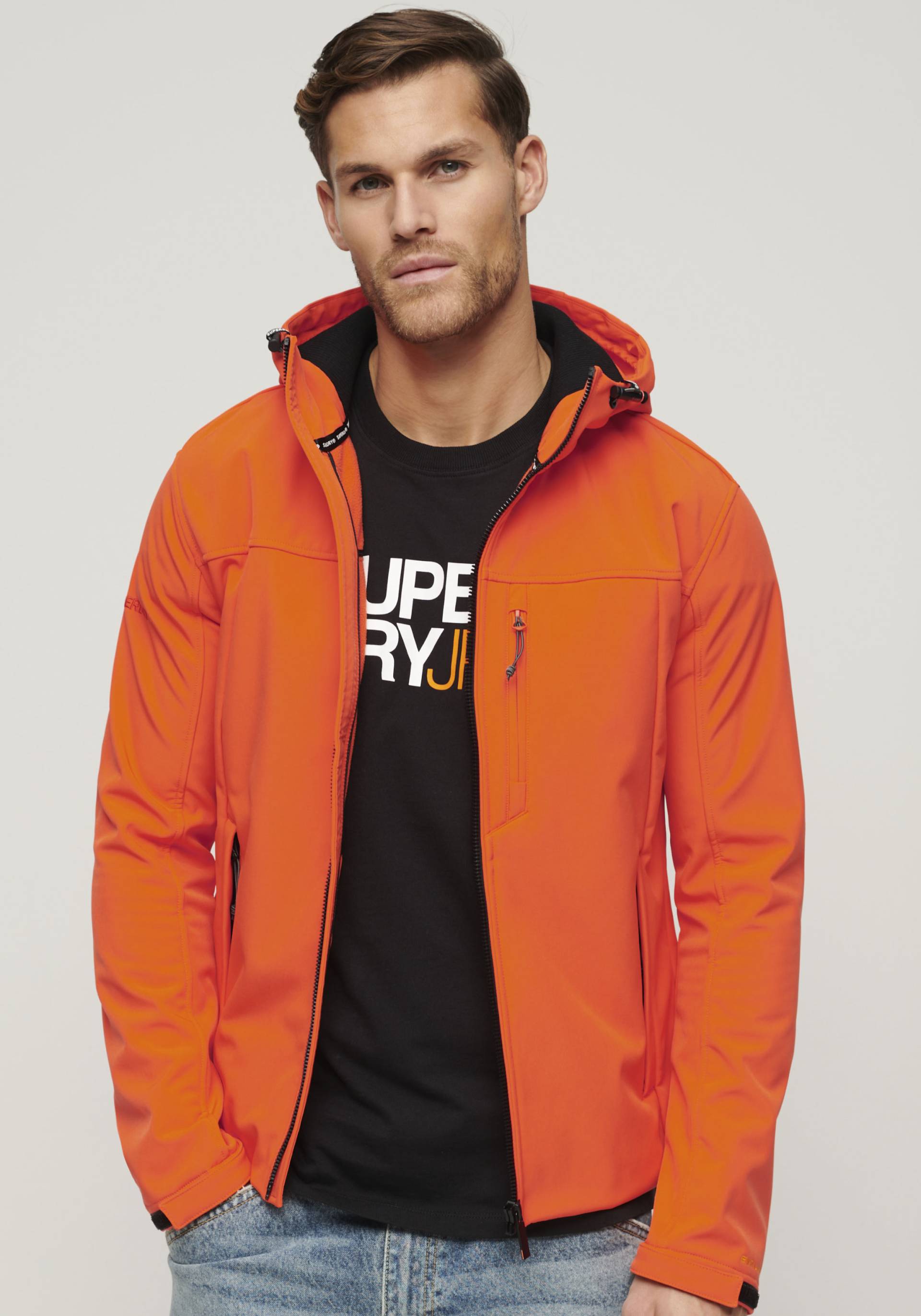 Superdry Softshelljacke »SD-HOODED SOFT SHELL TREKKER JKT«, mit Kapuze von Superdry