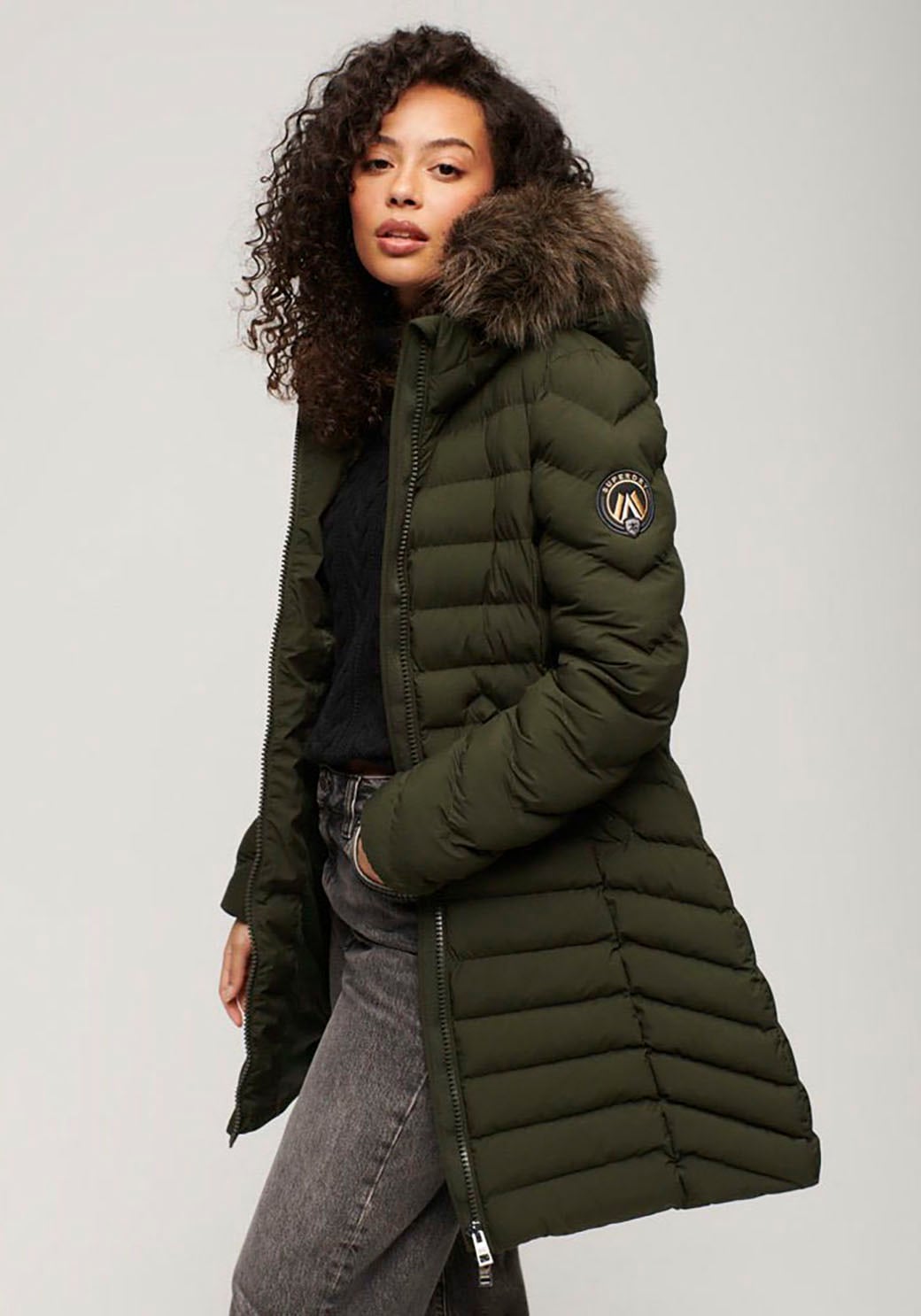 Superdry Steppjacke »FUJI FAUX FUR HOOD MID LENGTH«, mit Kapuze Superdry Steppjacke »FUJI FAUX FUR HOOD MID LENGTH«, mit Kapuze von Superdry