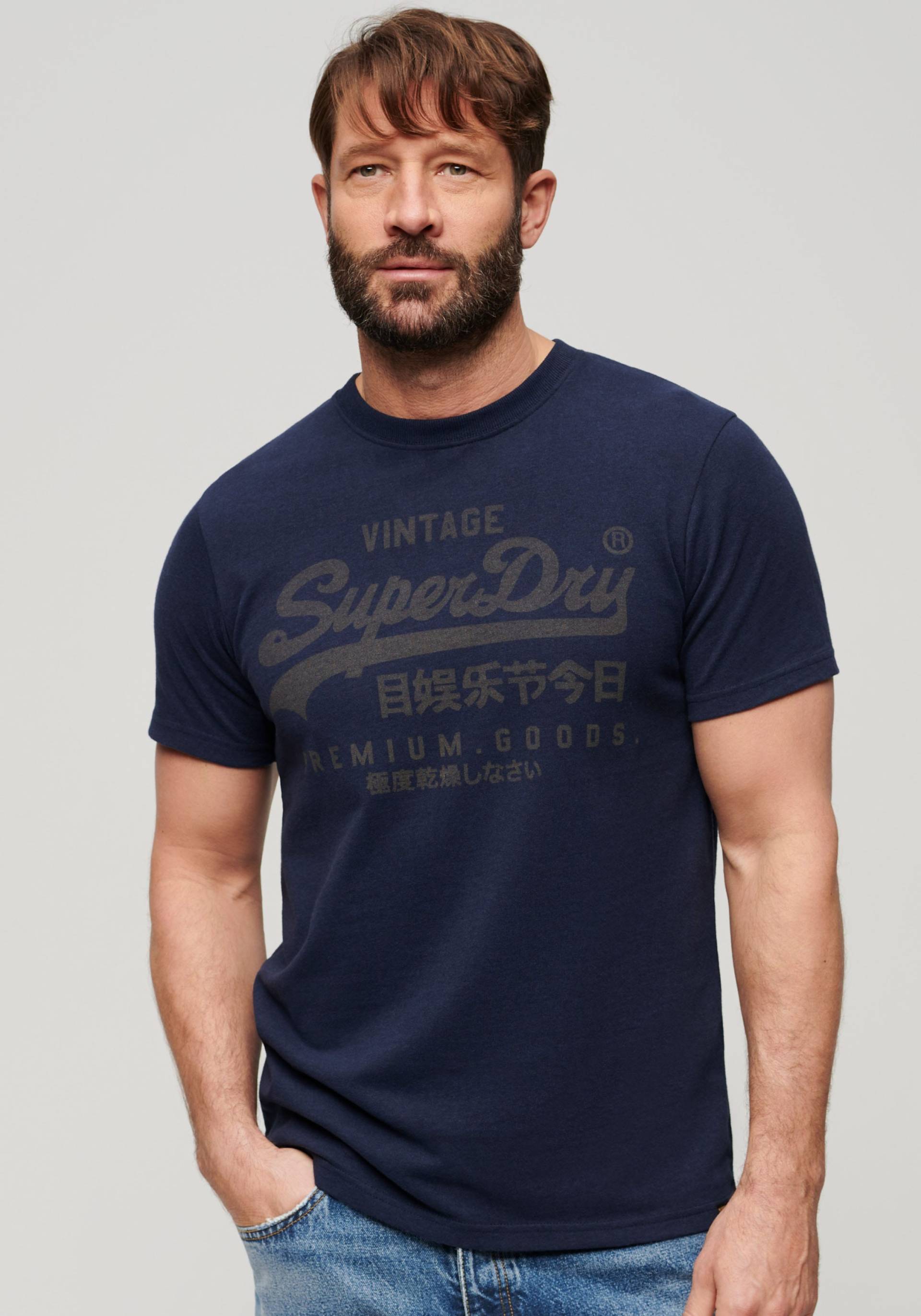 Superdry T-Shirt »Basic Shirt CLASSIC VL HERITAGE T SHIRT mit Logodruck«, (Klassische Passform mit Rundhalsausschnitt), aus pflegeleichter Baumwolle für ein angenehmes Tragegefühl von Superdry