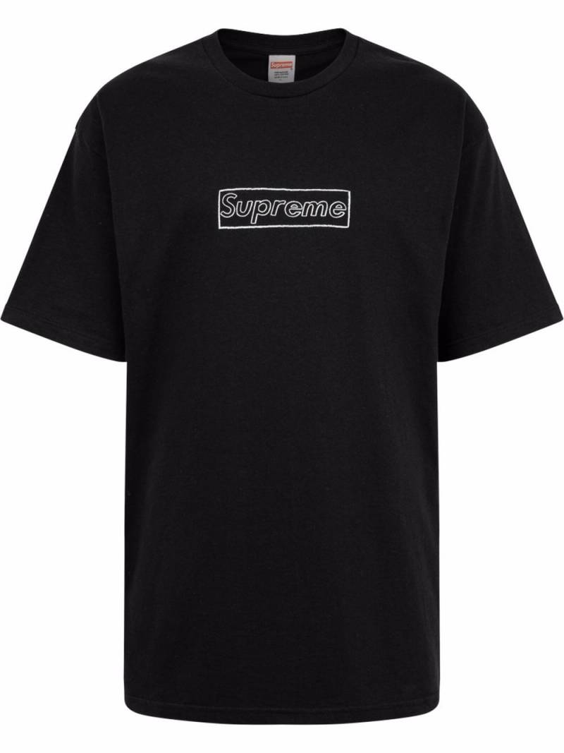 Supreme x Kaws Chalk Logo T-shirt - Black von Supreme