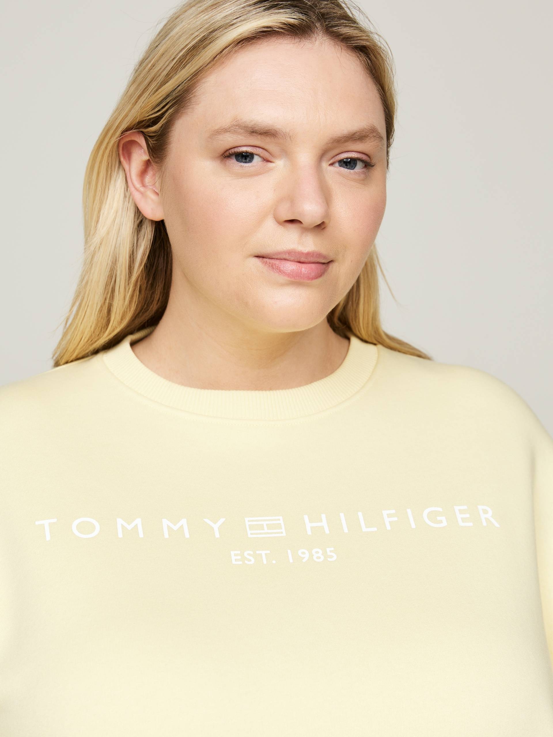 Tommy Hilfiger Curve Sweatshirt »CRV MDRN REG CORP LOGO SWTSHRT«, mit Logostickerei von TOMMY HILFIGER Curve