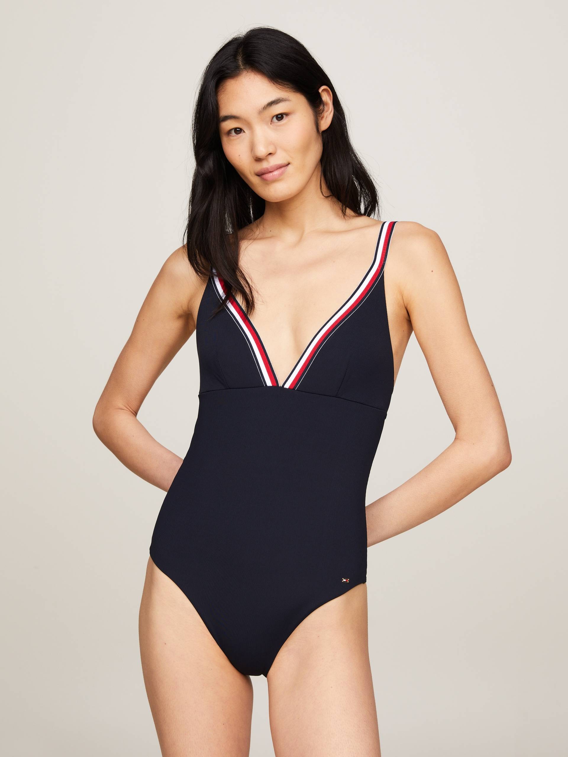 Tommy Hilfiger Swimwear Badeanzug »TRIANGLE ONE PIECE RP«, mit kontrastfarbenen Kanten von TOMMY HILFIGER Swimwear