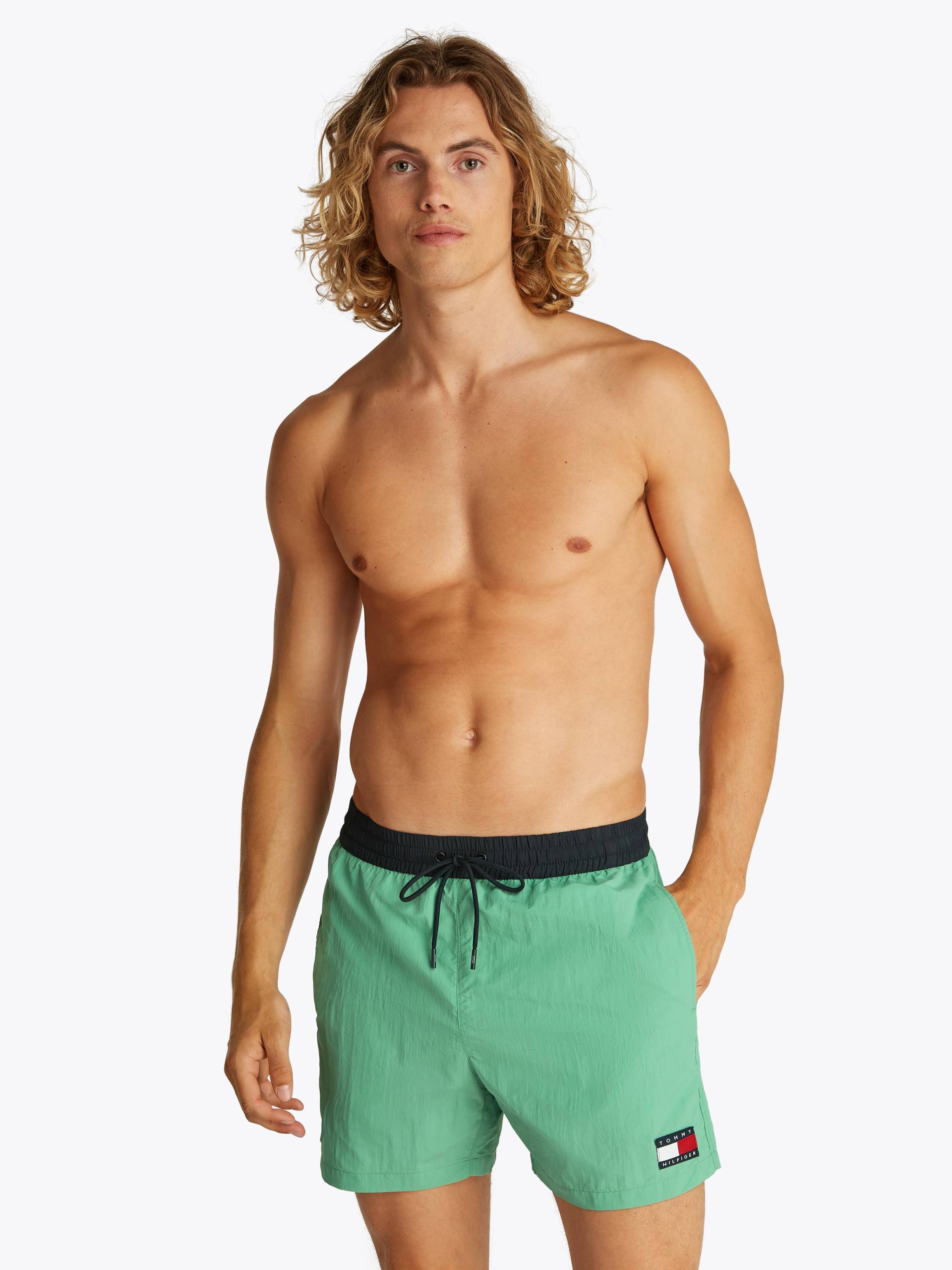 Tommy Hilfiger Swimwear Badeshorts »MEDIUM DRAWSTRING«, mit Logo-Patch, mit kontrastfarbenem Bund von TOMMY HILFIGER Swimwear