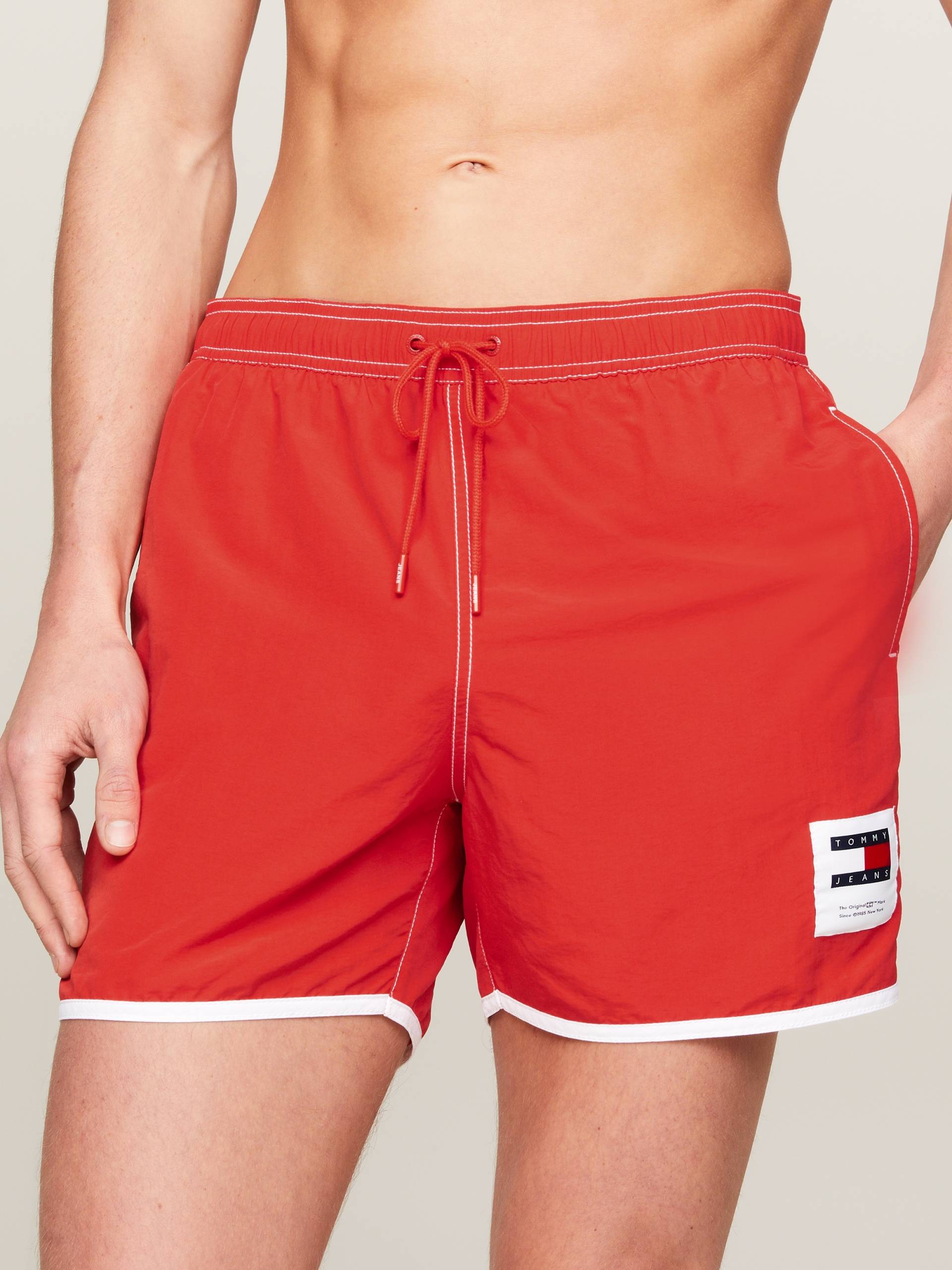 Tommy Hilfiger Swimwear Badeshorts »SF MEDIUM DRAWSTRING«, mit kontrastfarbenen Details von TOMMY HILFIGER Swimwear