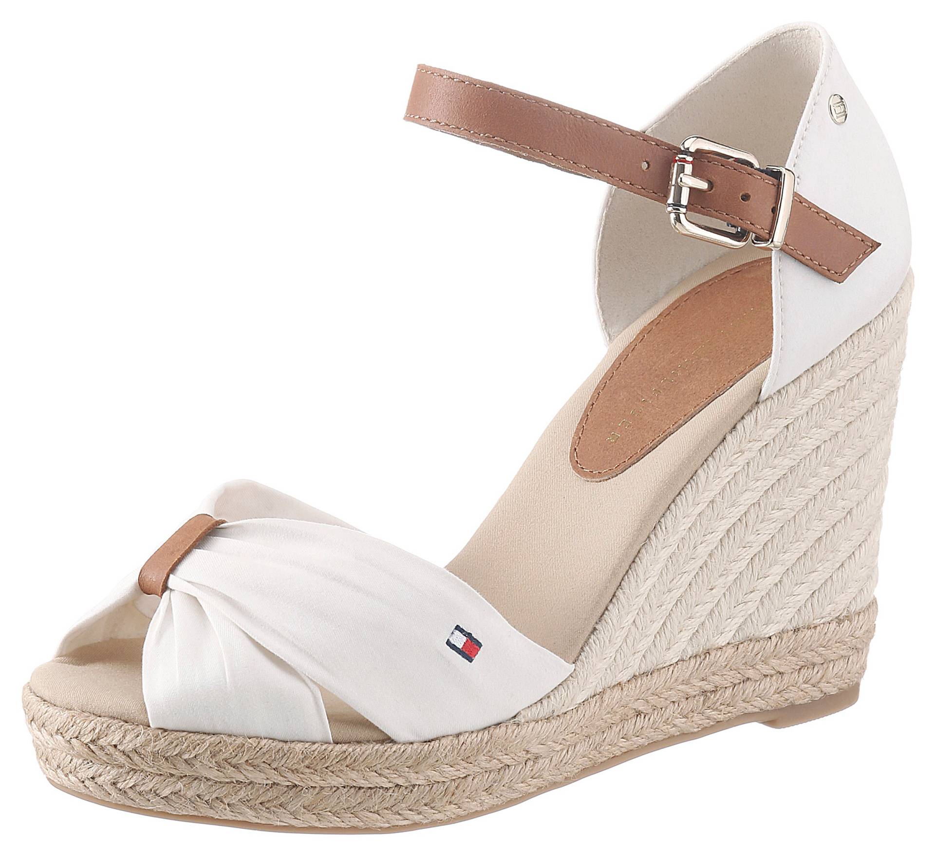 Tommy Hilfiger High-Heel-Sandalette »BASIC OPENED TOE HIGH WEDGE«, Sommerschuh, Sandale, Keilabsatz, mit dezenter Flagstickerei von TOMMY HILFIGER