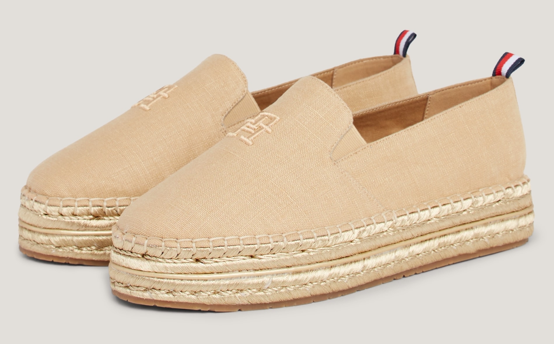 Tommy Hilfiger Espadrille »TH EMBROIDERED GOLD FLATFORM«, Plateau Schuh, Sommerschuh, Slipper mit Stretcheinsätzen, schmale Form von TOMMY HILFIGER