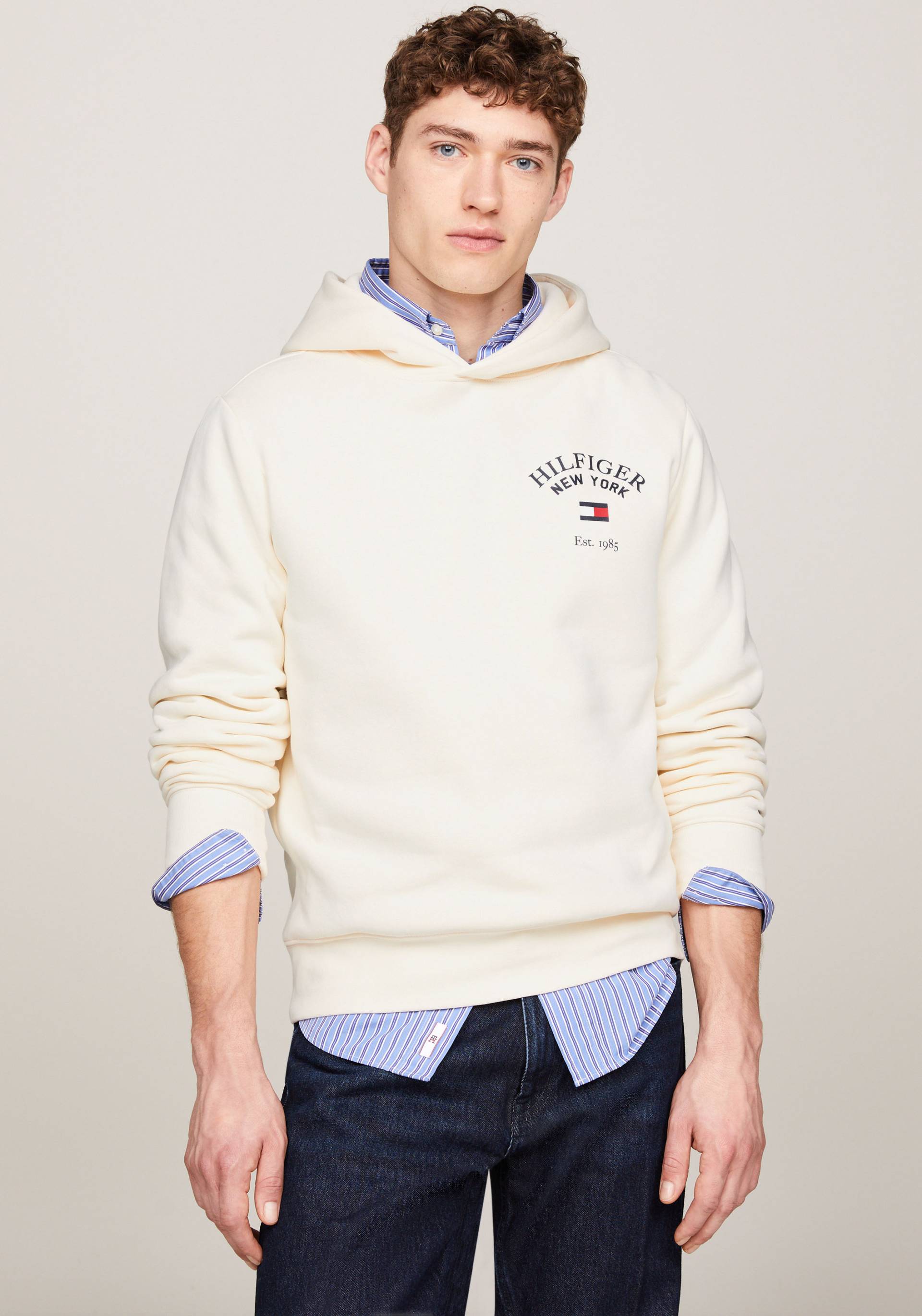 Tommy Hilfiger Hoodie »ARCHED VARSITY HOODY«, von dem Jahr 1985 inspiriert von TOMMY HILFIGER