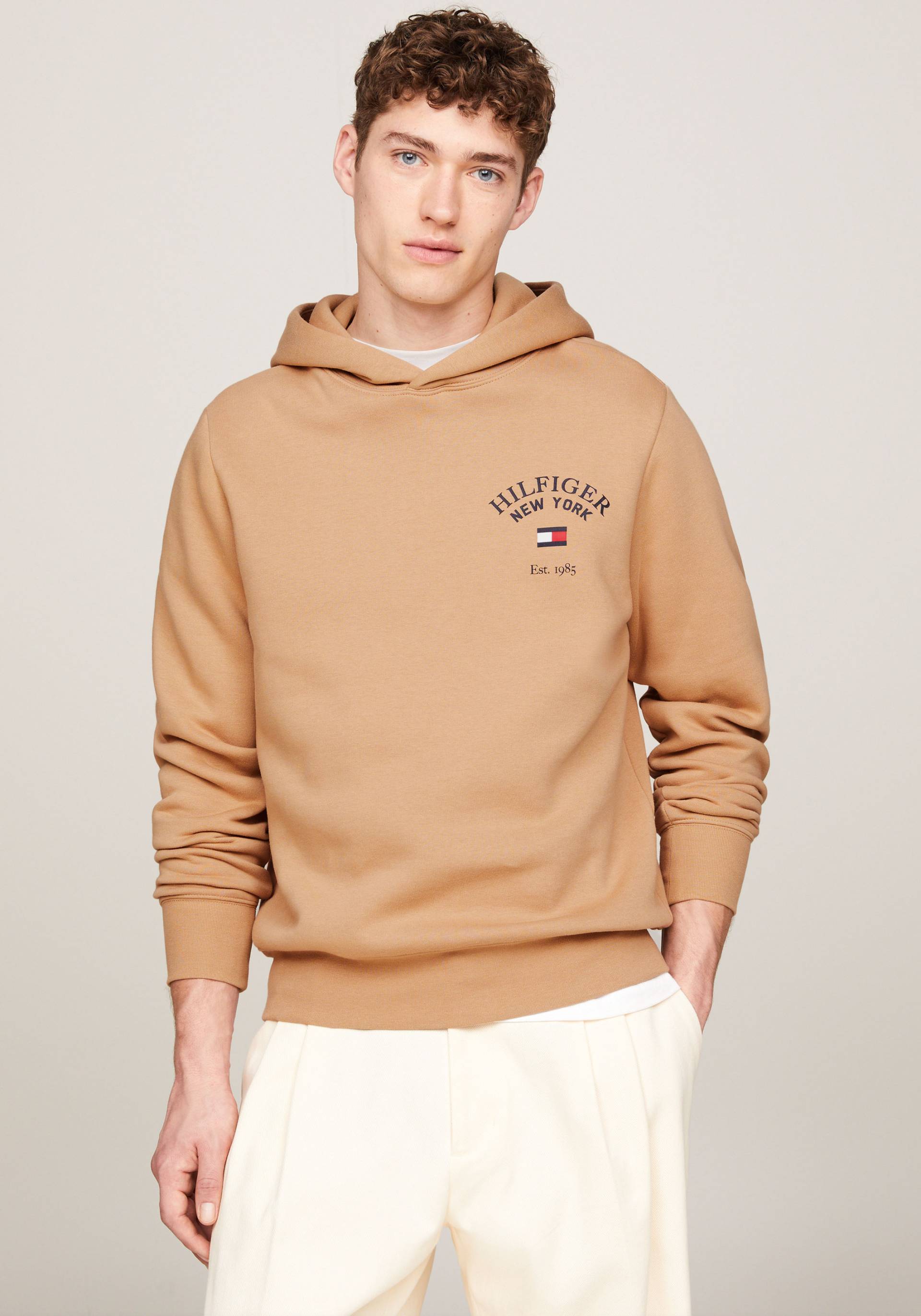 Tommy Hilfiger Hoodie »ARCHED VARSITY HOODY«, von dem Jahr 1985 inspiriert von TOMMY HILFIGER