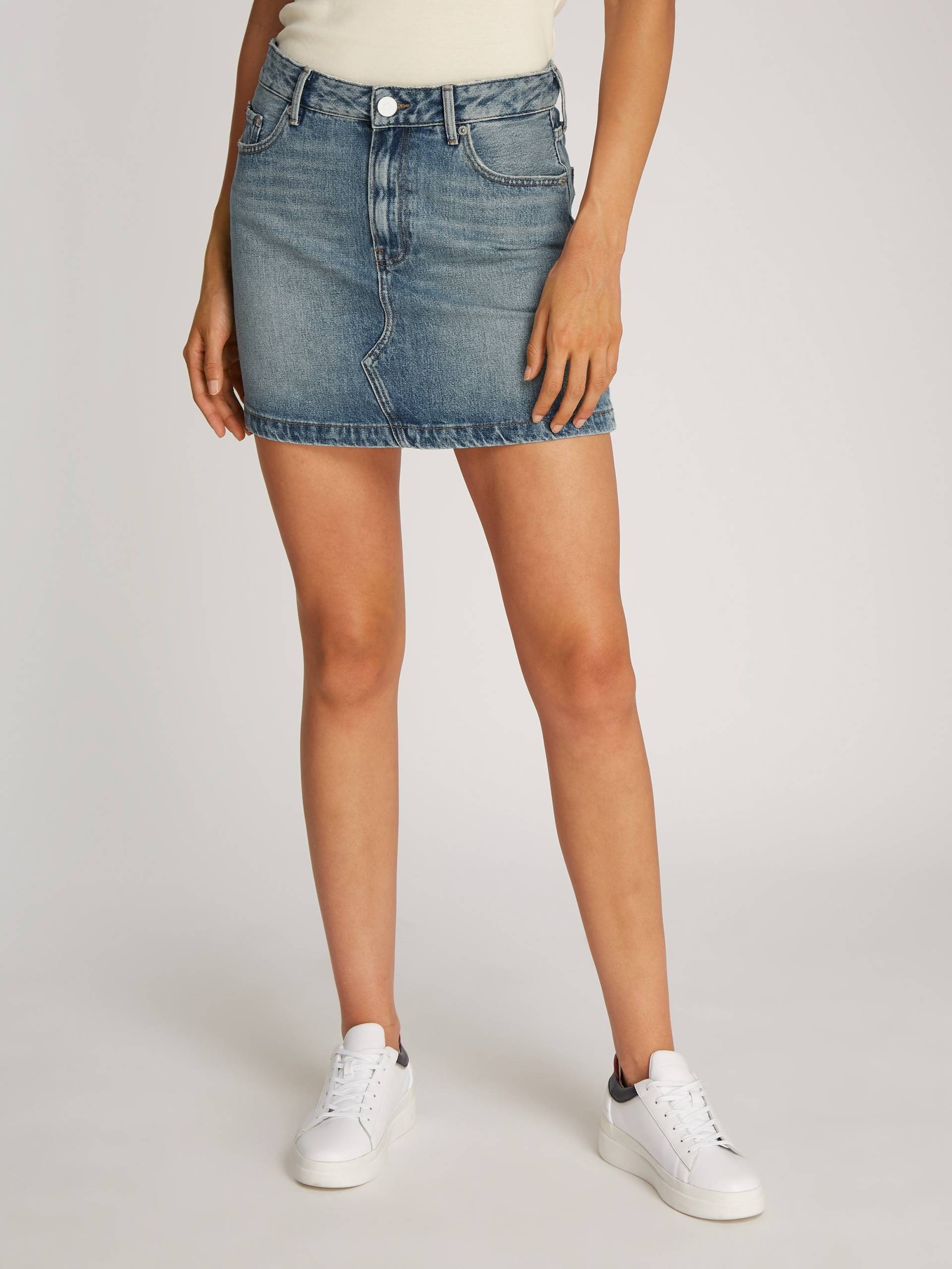 Tommy Hilfiger Jeansrock »DNM MINI SKIRT HW«, in heller Waschung, mit Logo-Badge, Stickerei von TOMMY HILFIGER