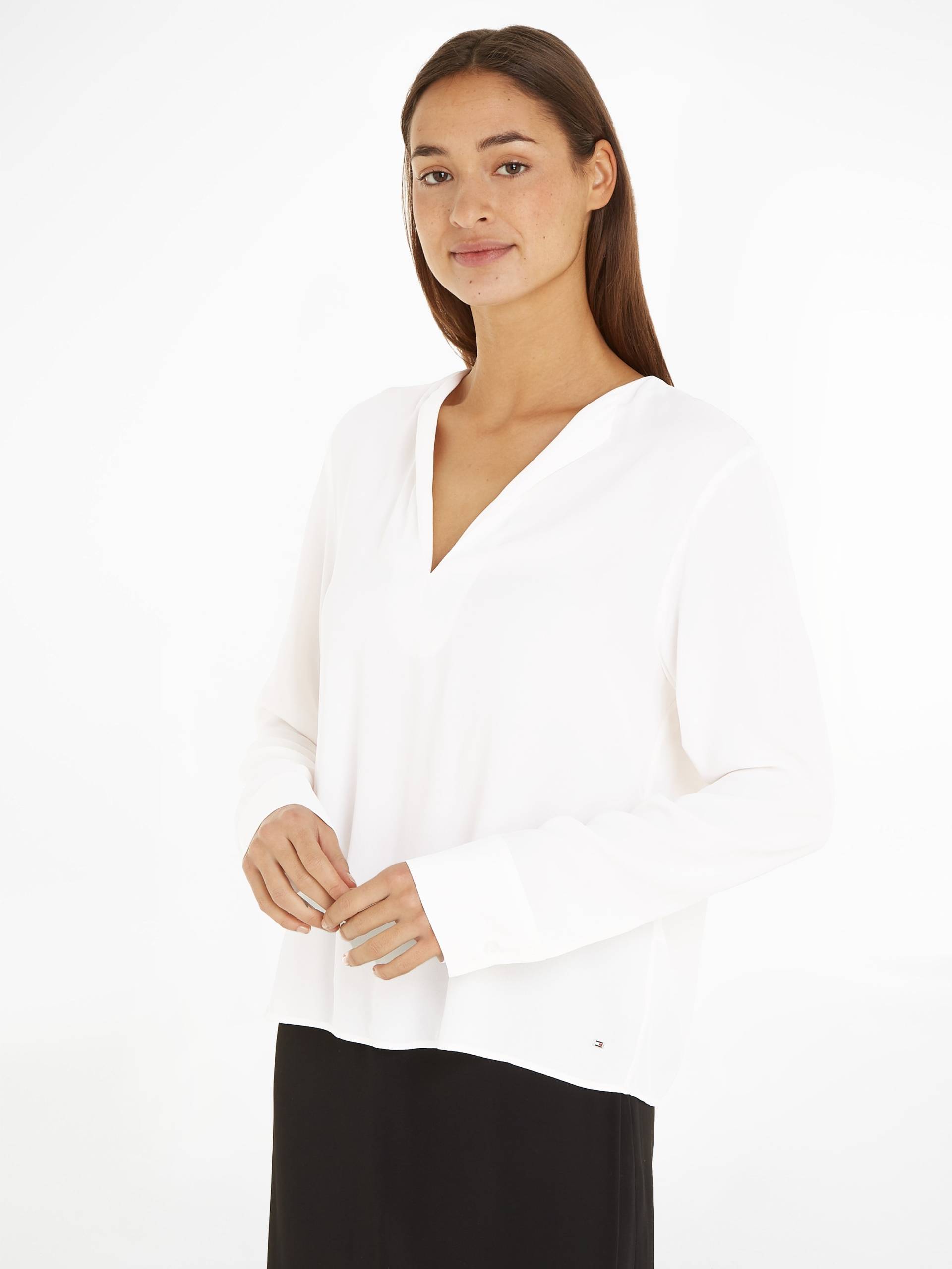 Tommy Hilfiger Klassische Bluse »VISCOSE CREPE V-NECK BLOUSE LS«, mit dezentem Metallabel von TOMMY HILFIGER