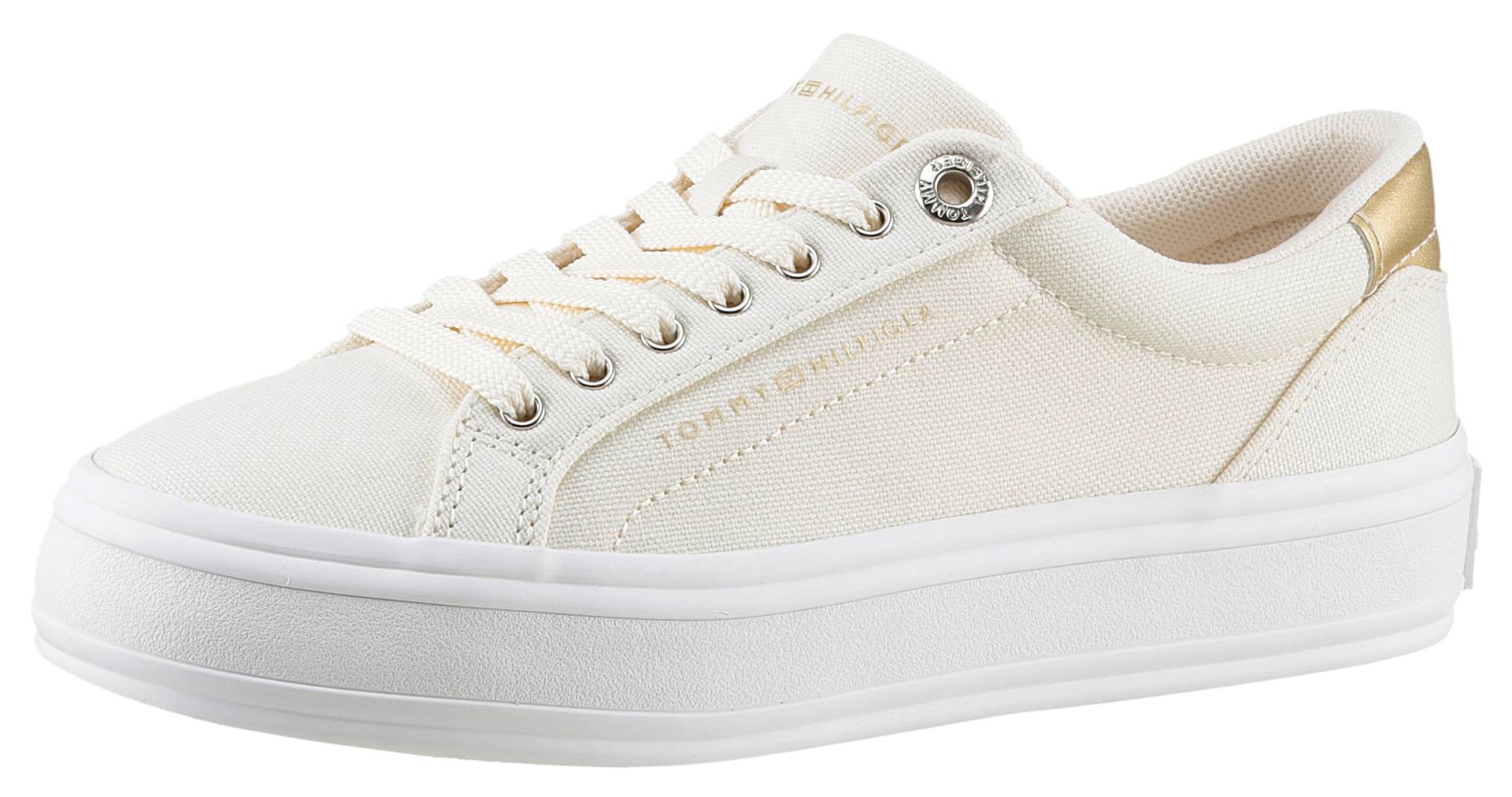 Tommy Hilfiger Plateausneaker »ESSENTIAL VULC CANVAS SNEAKER«, Kontrastbesatz in Metallicoptik, Freizeitschuh, Halbschuh, Schnürschuh von TOMMY HILFIGER