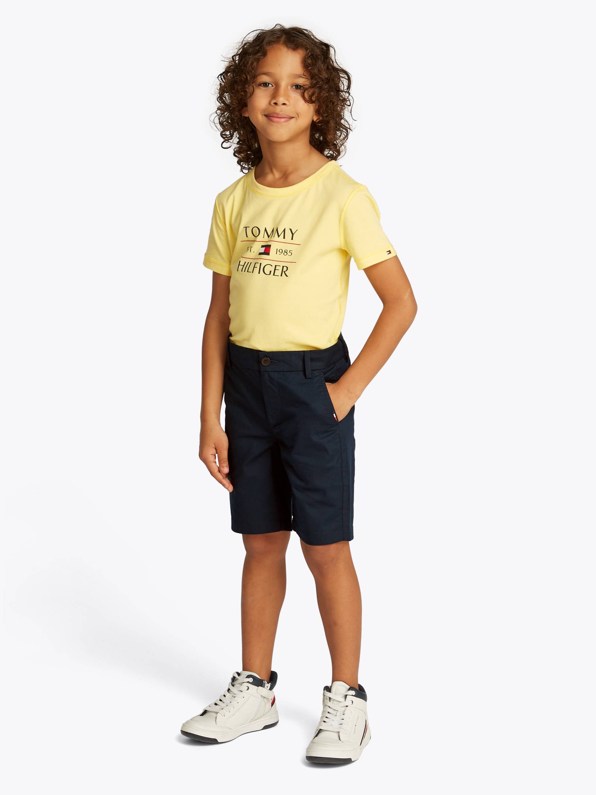 Tommy Hilfiger Shorts »1985 CHINO SHORT«, mit Logostickerei Tommy Hilfiger Shorts »1985 CHINO SHORT«, mit Logostickerei von TOMMY HILFIGER