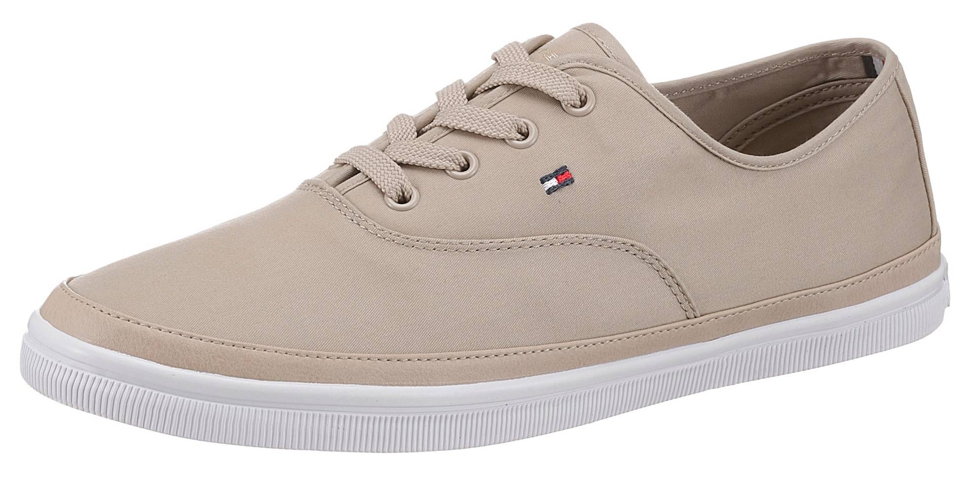 Tommy Hilfiger Sneaker »ESSENTIAL KESHA LACE SNEAKER«, gestickter Logoflagge, E-Weite, Freizeitschuh, Halbschuh, Schnürschuh von TOMMY HILFIGER