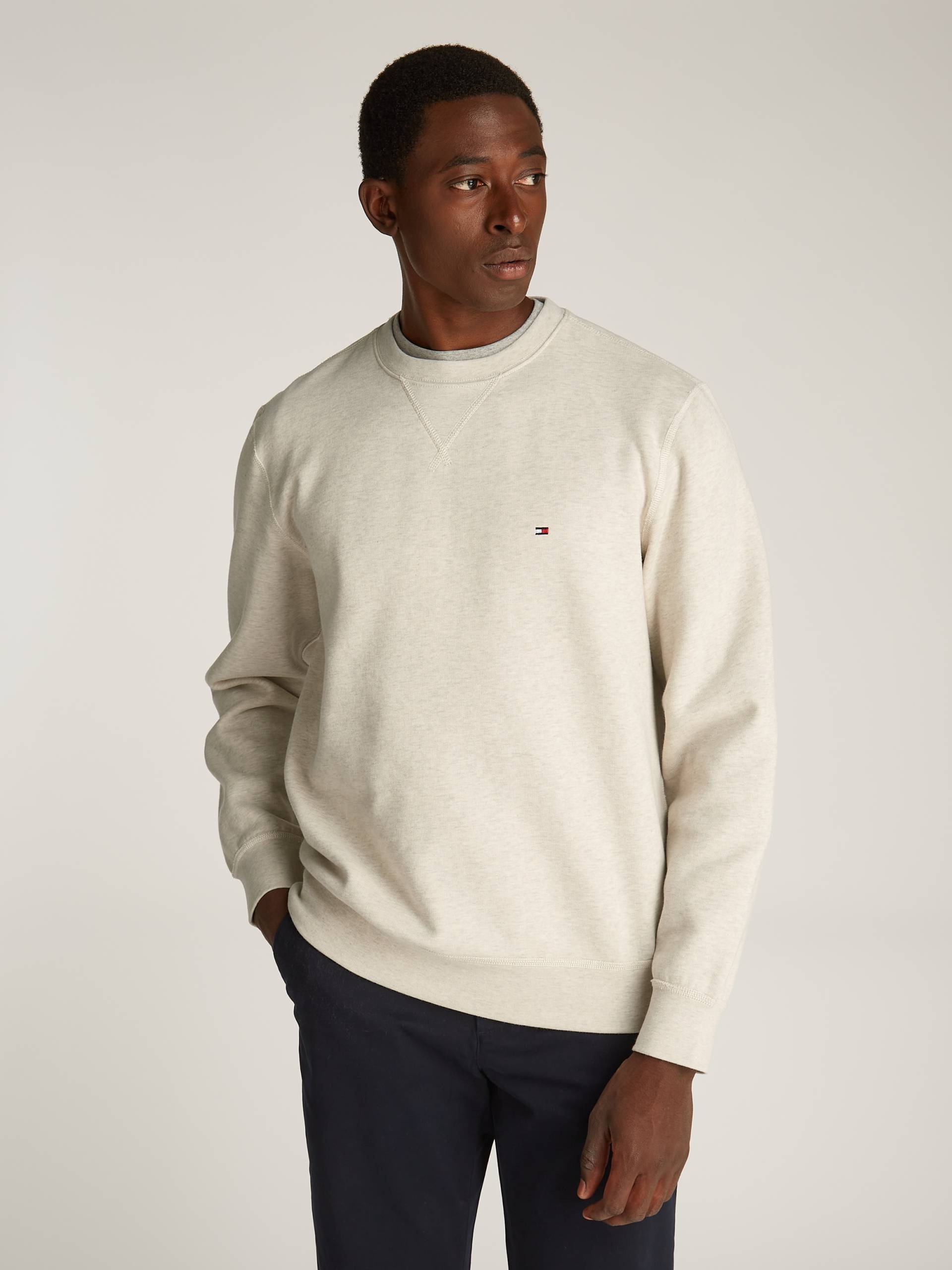 Tommy Hilfiger Sweatshirt »ESS SEASONAL FLEECE CREWNECK«, mit Logostickerei Tommy Hilfiger Sweatshirt »ESS SEASONAL FLEECE CREWNECK«, mit Logostickerei von TOMMY HILFIGER