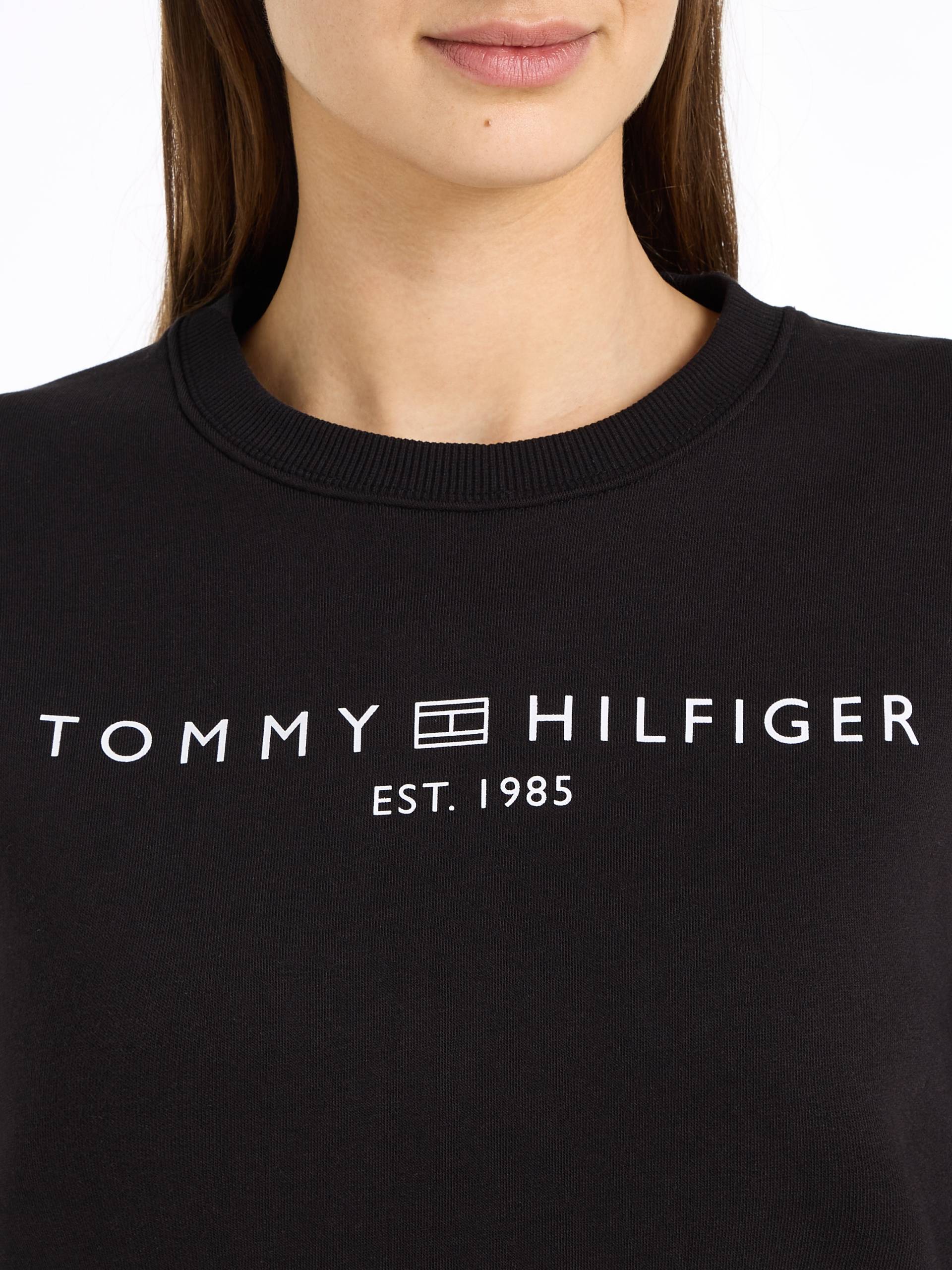 Tommy Hilfiger Sweatshirt »MDRN REG CORP LOGO C-NK SWTSHRT«, im hüftlangen Schnitt, Tommy Hilfiger Logoschriftzug mit Flag-Frame von TOMMY HILFIGER